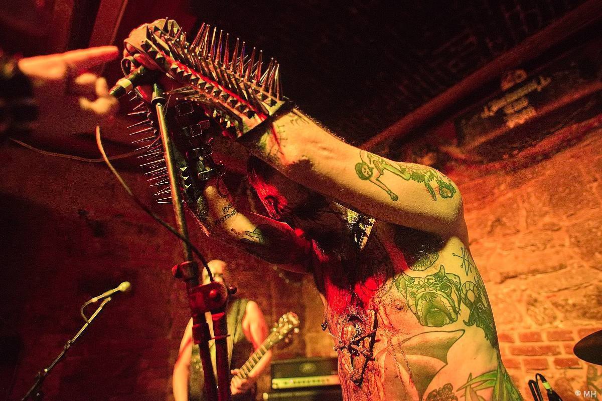 Plzeň ovládl blackmetal. Parlament přivítal finskou Hornu