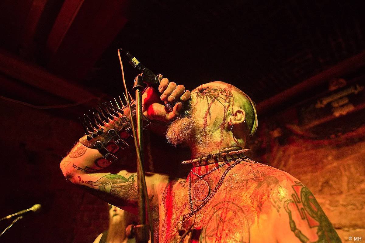 Plzeň ovládl blackmetal. Parlament přivítal finskou Hornu