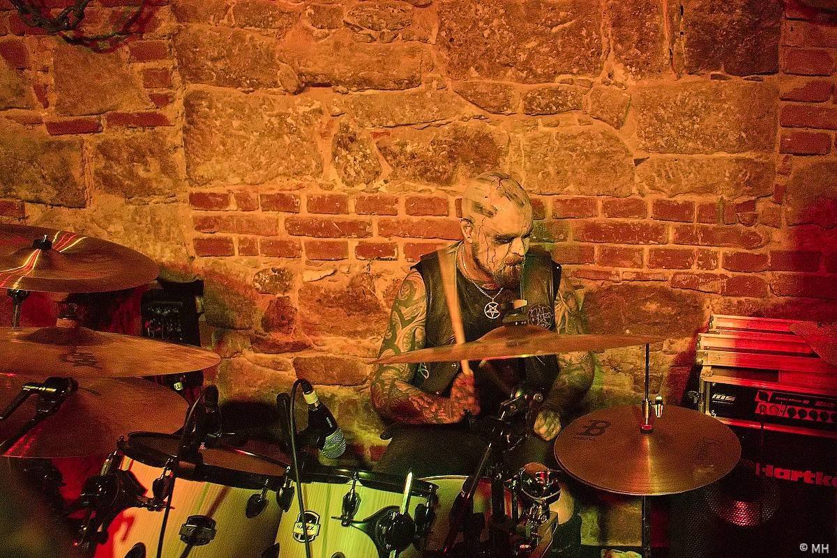 Plzeň ovládl blackmetal. Parlament přivítal finskou Hornu