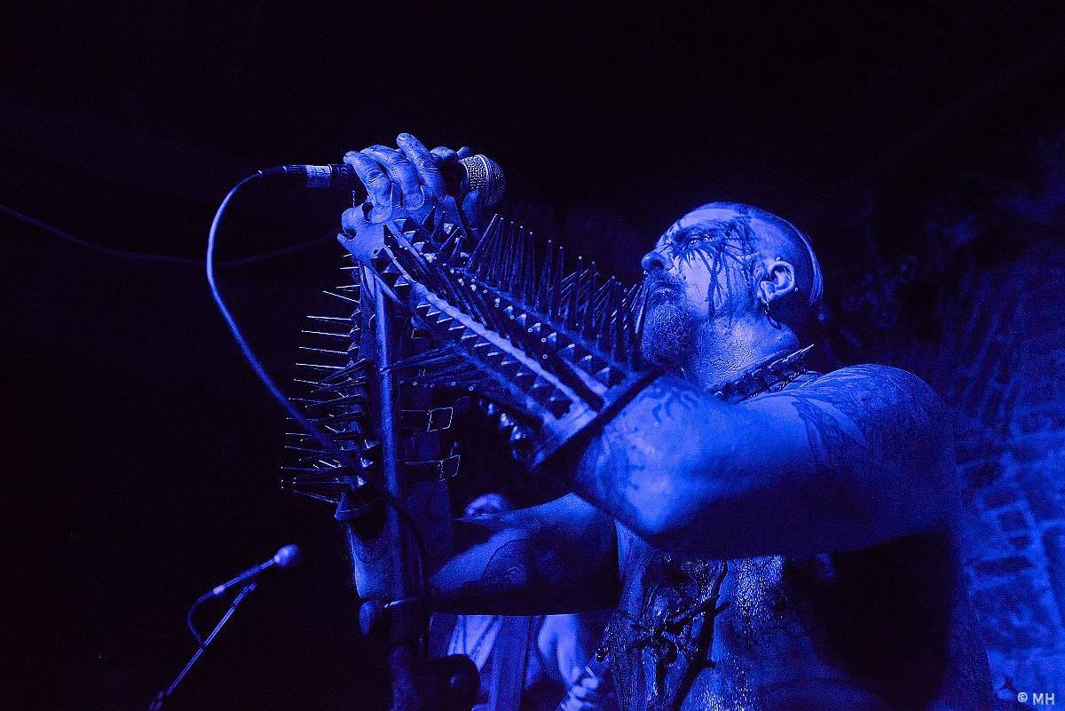 Plzeň ovládl blackmetal. Parlament přivítal finskou Hornu