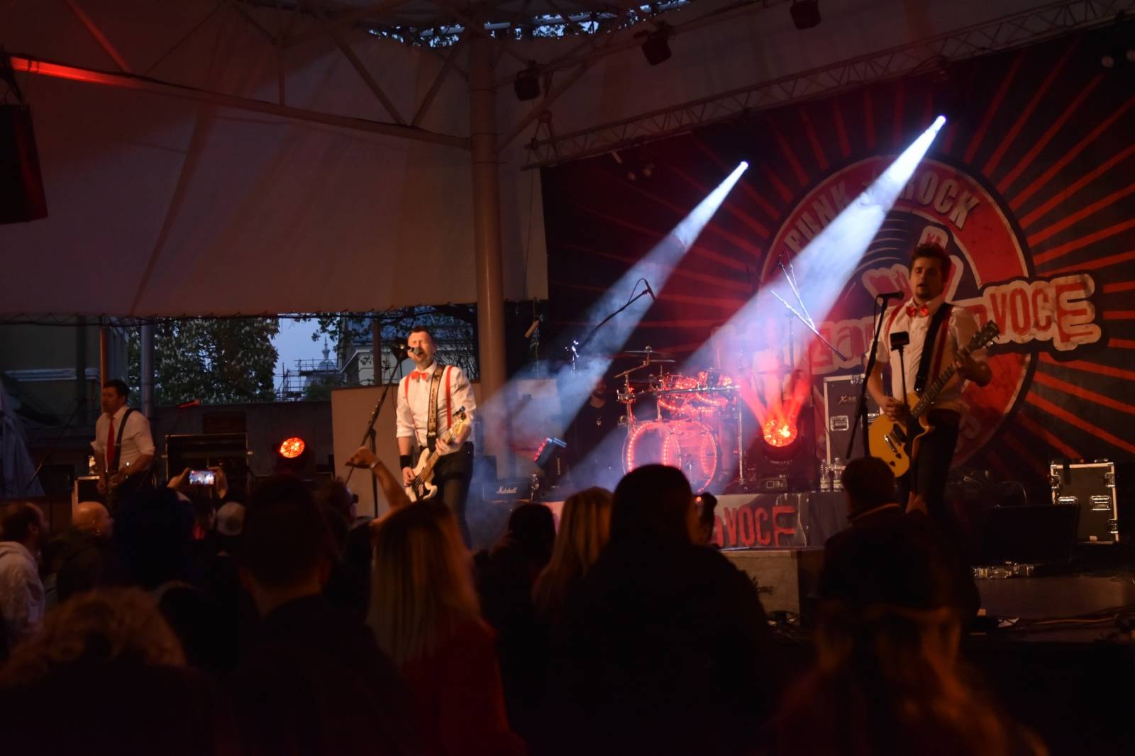 ZakázanÝ ovoce odehrálo ve Stromovce svůj tisící koncert, popřáli mu Curlies a Wotazník