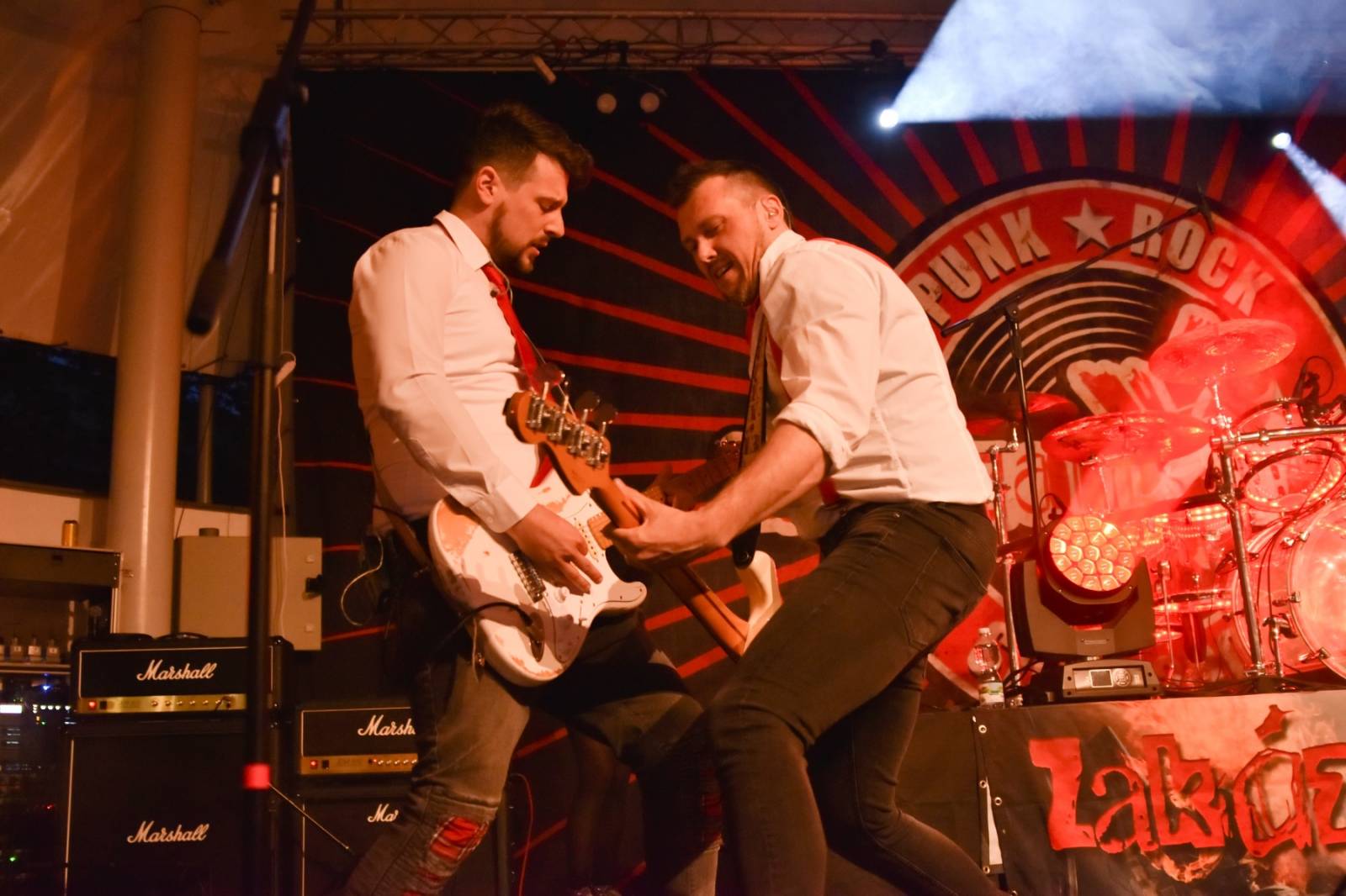 ZakázanÝ ovoce odehrálo ve Stromovce svůj tisící koncert, popřáli mu Curlies a Wotazník