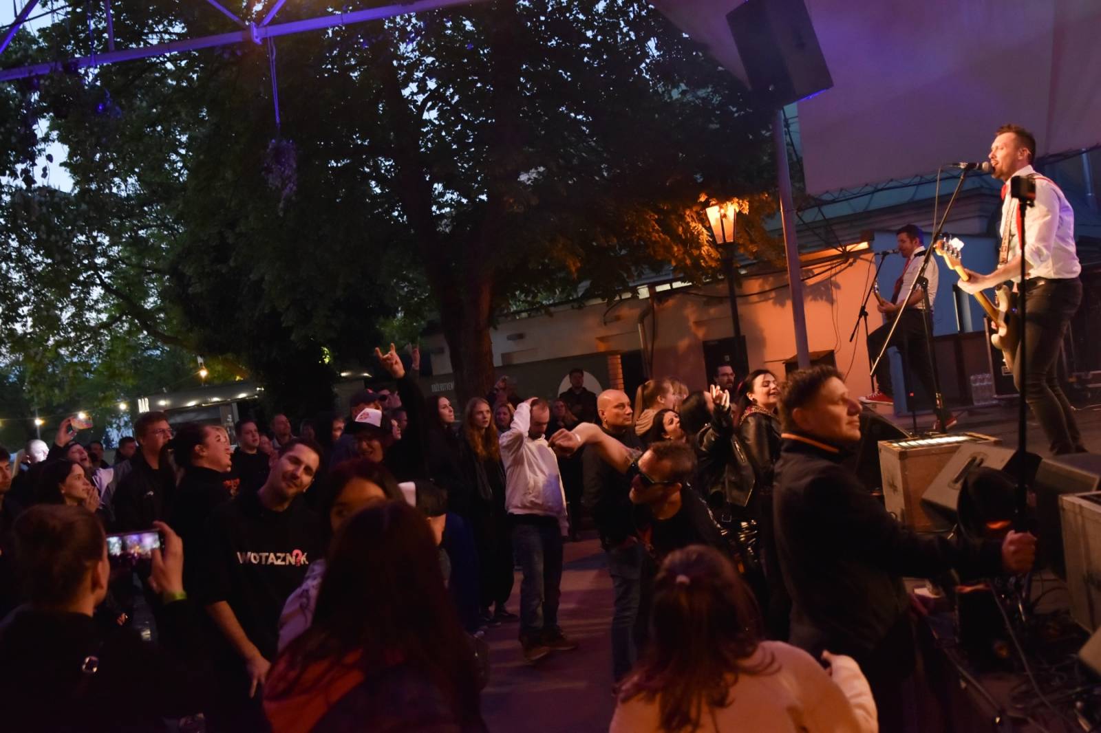 ZakázanÝ ovoce odehrálo ve Stromovce svůj tisící koncert, popřáli mu Curlies a Wotazník