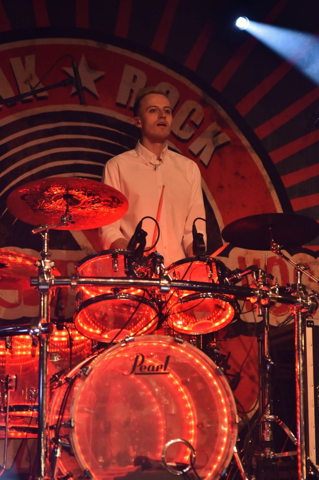 ZakázanÝ ovoce odehrálo ve Stromovce svůj tisící koncert, popřáli mu Curlies a Wotazník