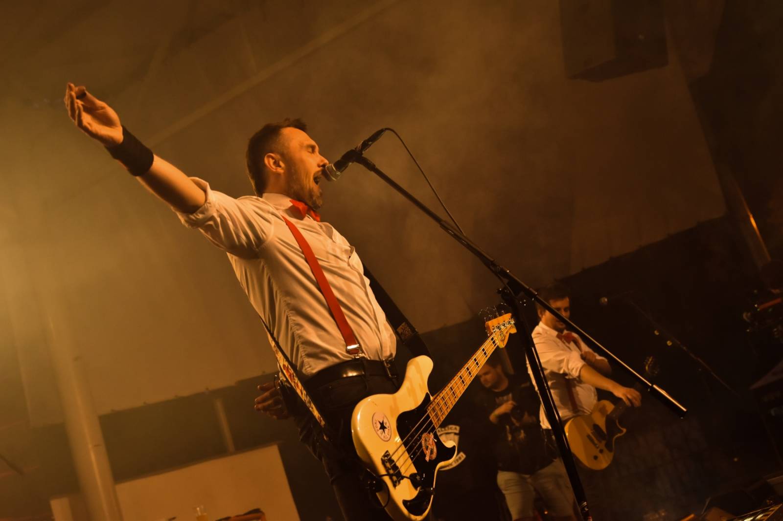 ZakázanÝ ovoce odehrálo ve Stromovce svůj tisící koncert, popřáli mu Curlies a Wotazník