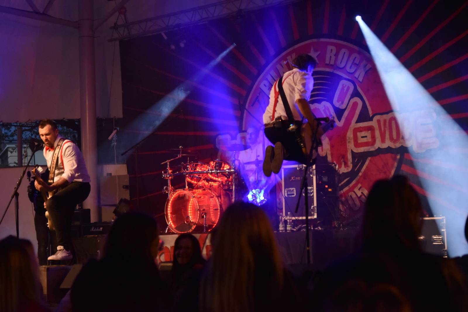 ZakázanÝ ovoce odehrálo ve Stromovce svůj tisící koncert, popřáli mu Curlies a Wotazník