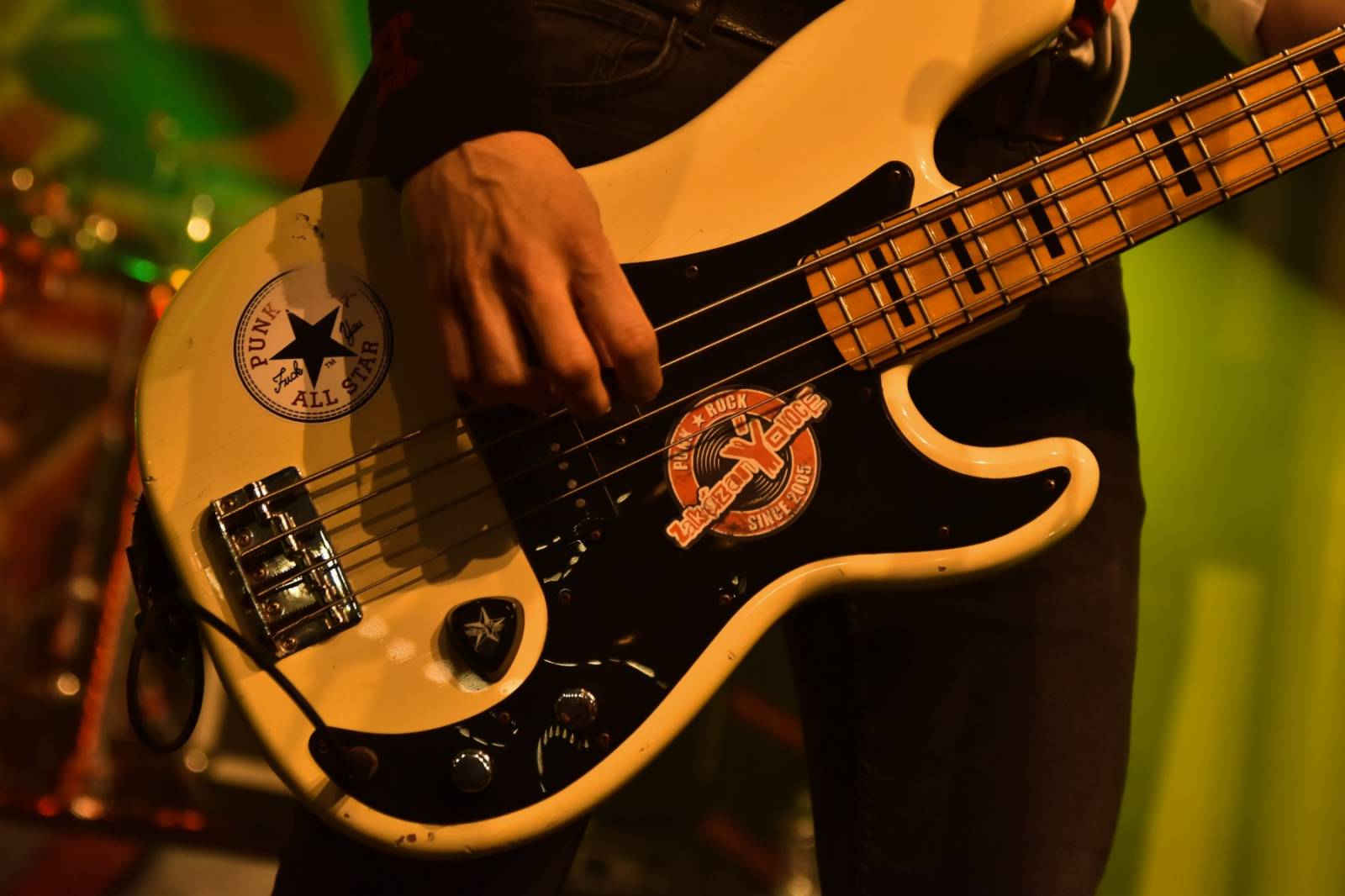 ZakázanÝ ovoce odehrálo ve Stromovce svůj tisící koncert, popřáli mu Curlies a Wotazník