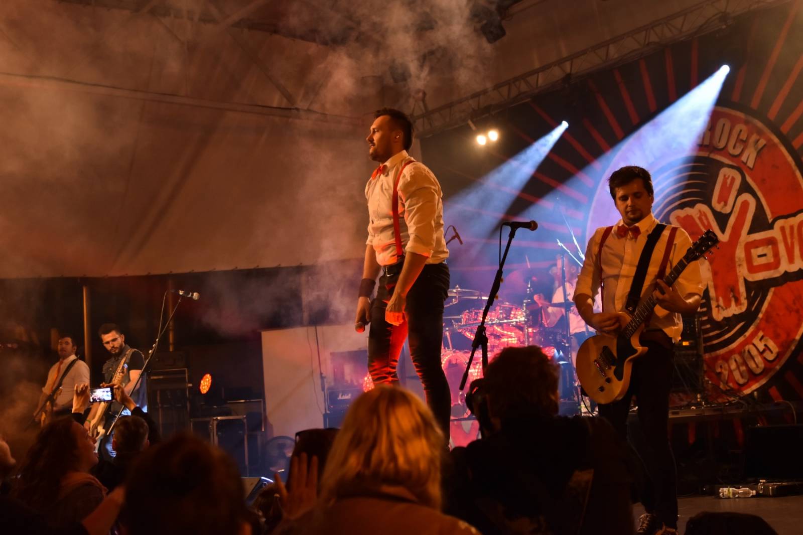 ZakázanÝ ovoce odehrálo ve Stromovce svůj tisící koncert, popřáli mu Curlies a Wotazník