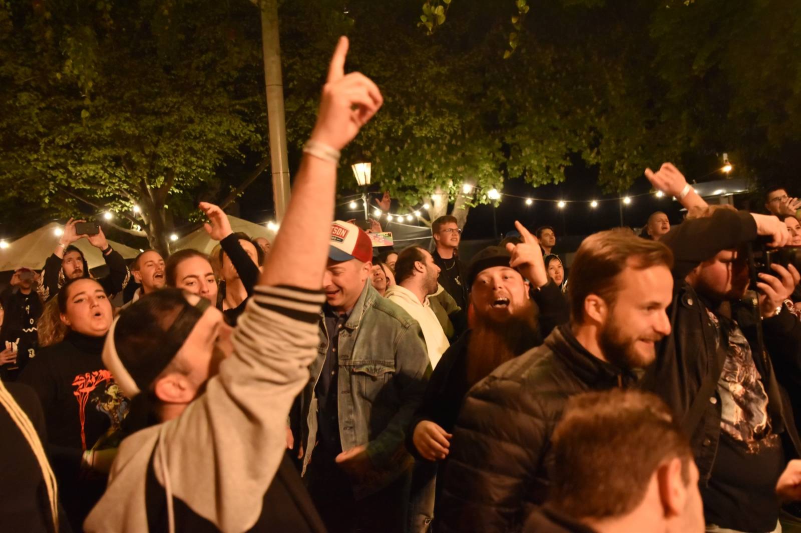 ZakázanÝ ovoce odehrálo ve Stromovce svůj tisící koncert, popřáli mu Curlies a Wotazník