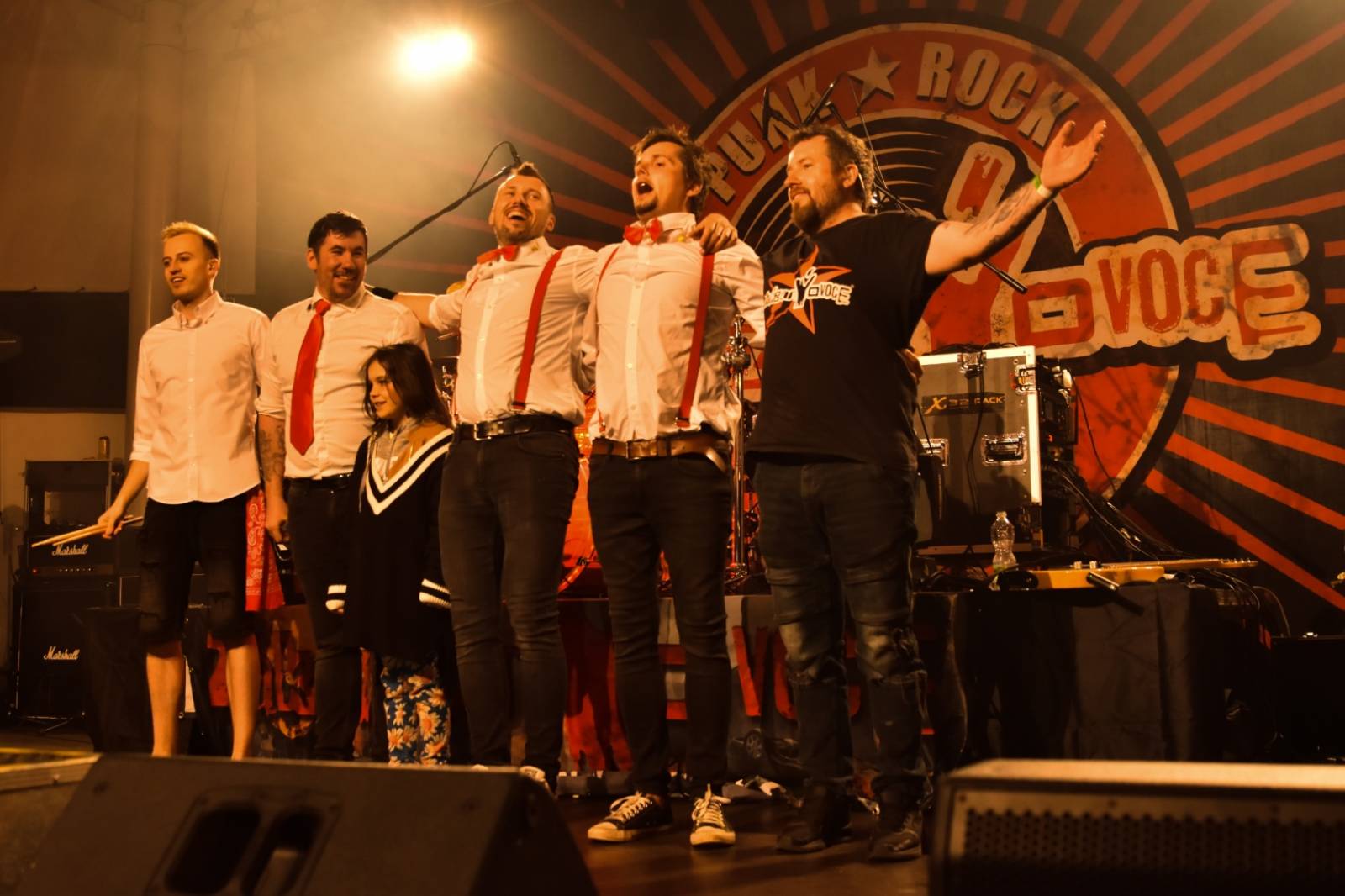 ZakázanÝ ovoce odehrálo ve Stromovce svůj tisící koncert, popřáli mu Curlies a Wotazník