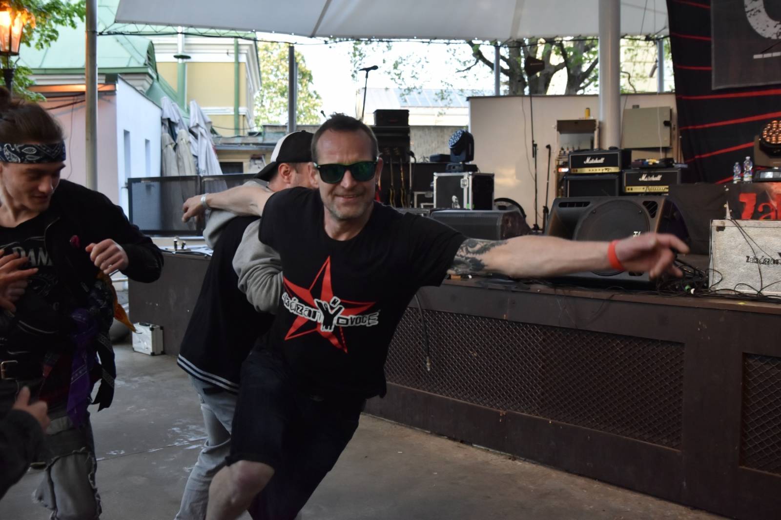 ZakázanÝ ovoce odehrálo ve Stromovce svůj tisící koncert, popřáli mu Curlies a Wotazník