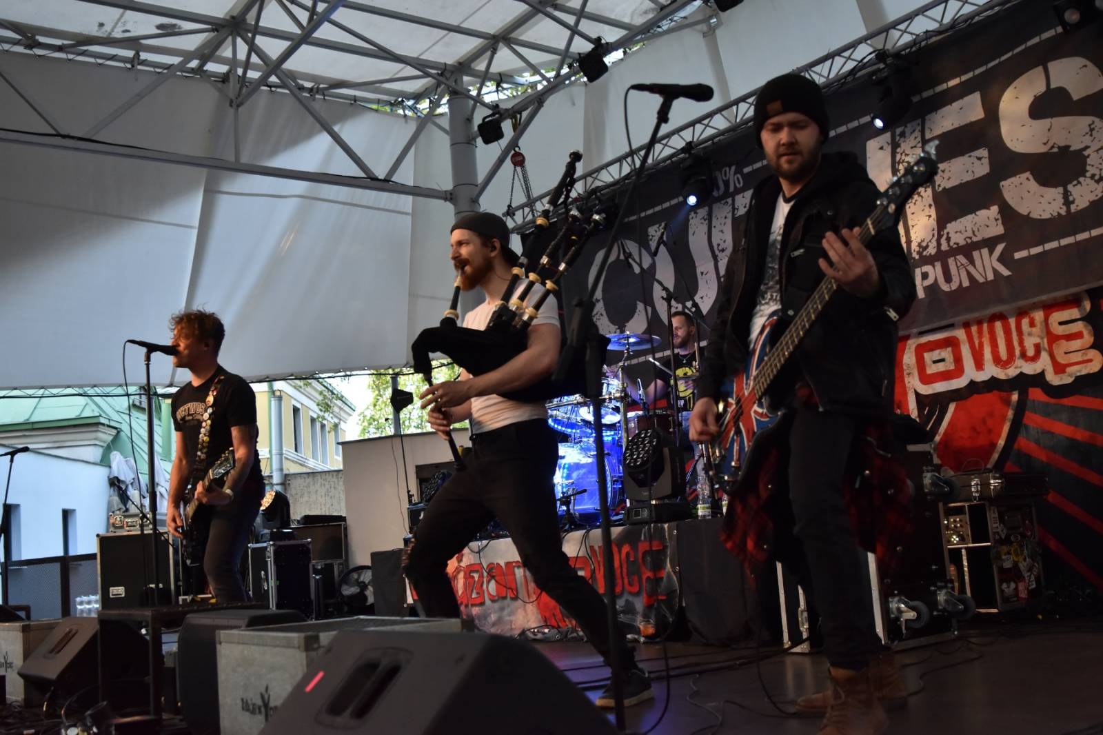 ZakázanÝ ovoce odehrálo ve Stromovce svůj tisící koncert, popřáli mu Curlies a Wotazník