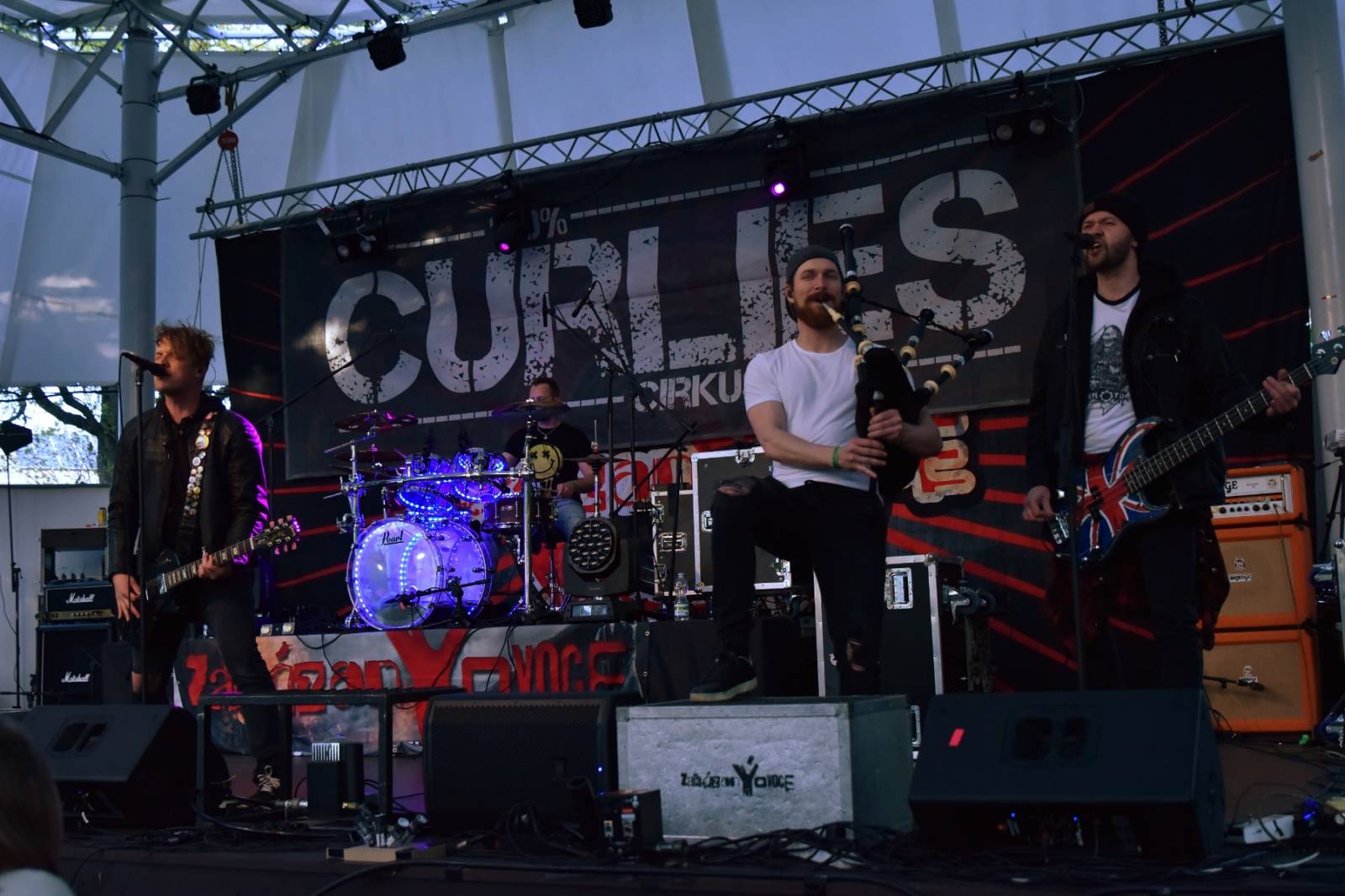 ZakázanÝ ovoce odehrálo ve Stromovce svůj tisící koncert, popřáli mu Curlies a Wotazník