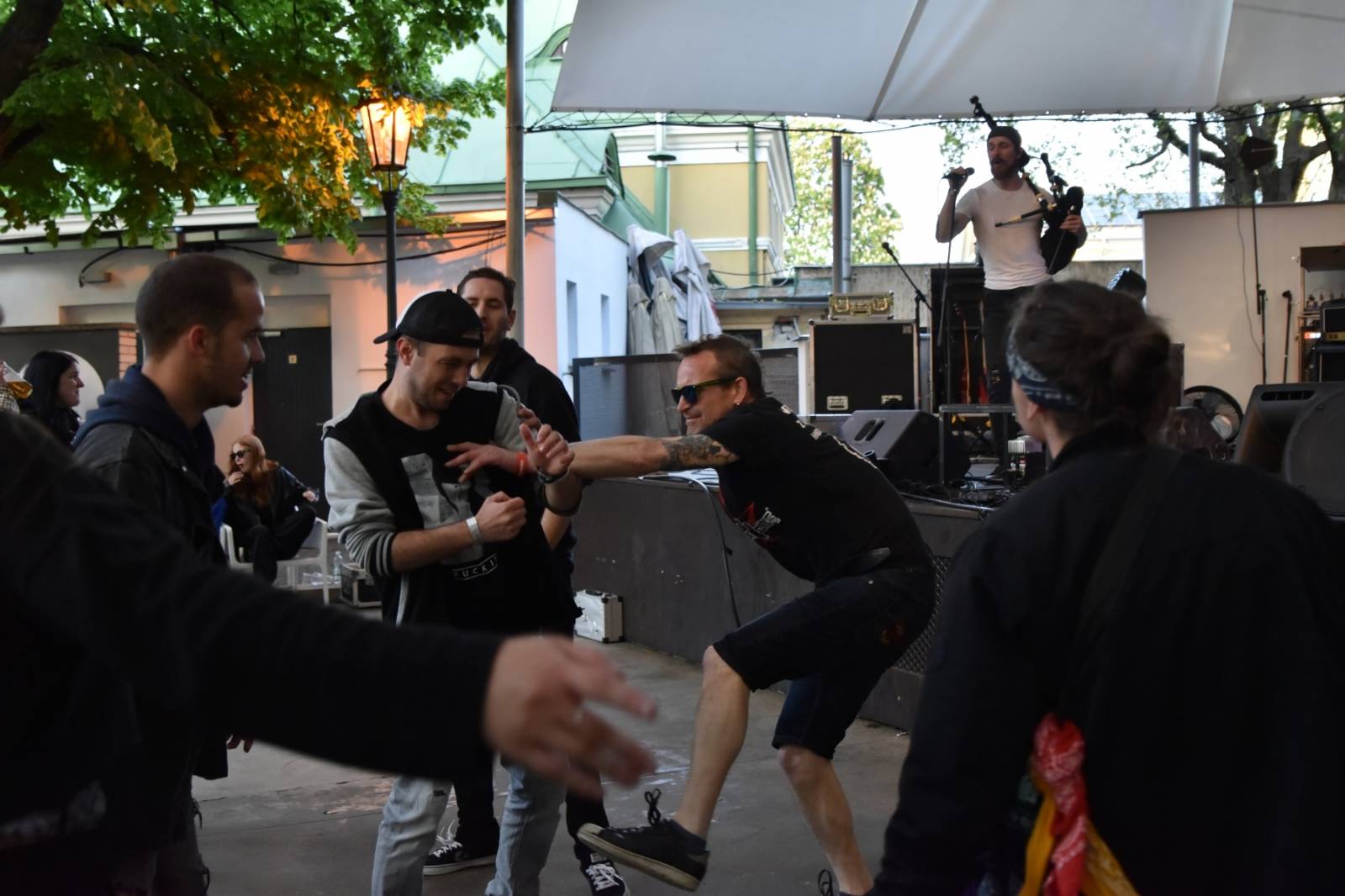 ZakázanÝ ovoce odehrálo ve Stromovce svůj tisící koncert, popřáli mu Curlies a Wotazník