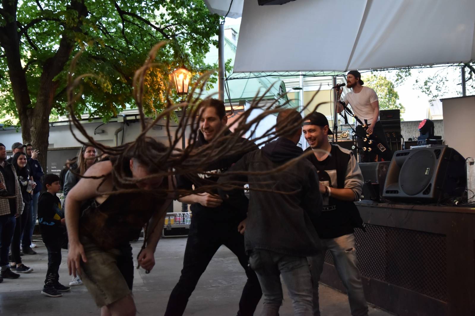 ZakázanÝ ovoce odehrálo ve Stromovce svůj tisící koncert, popřáli mu Curlies a Wotazník