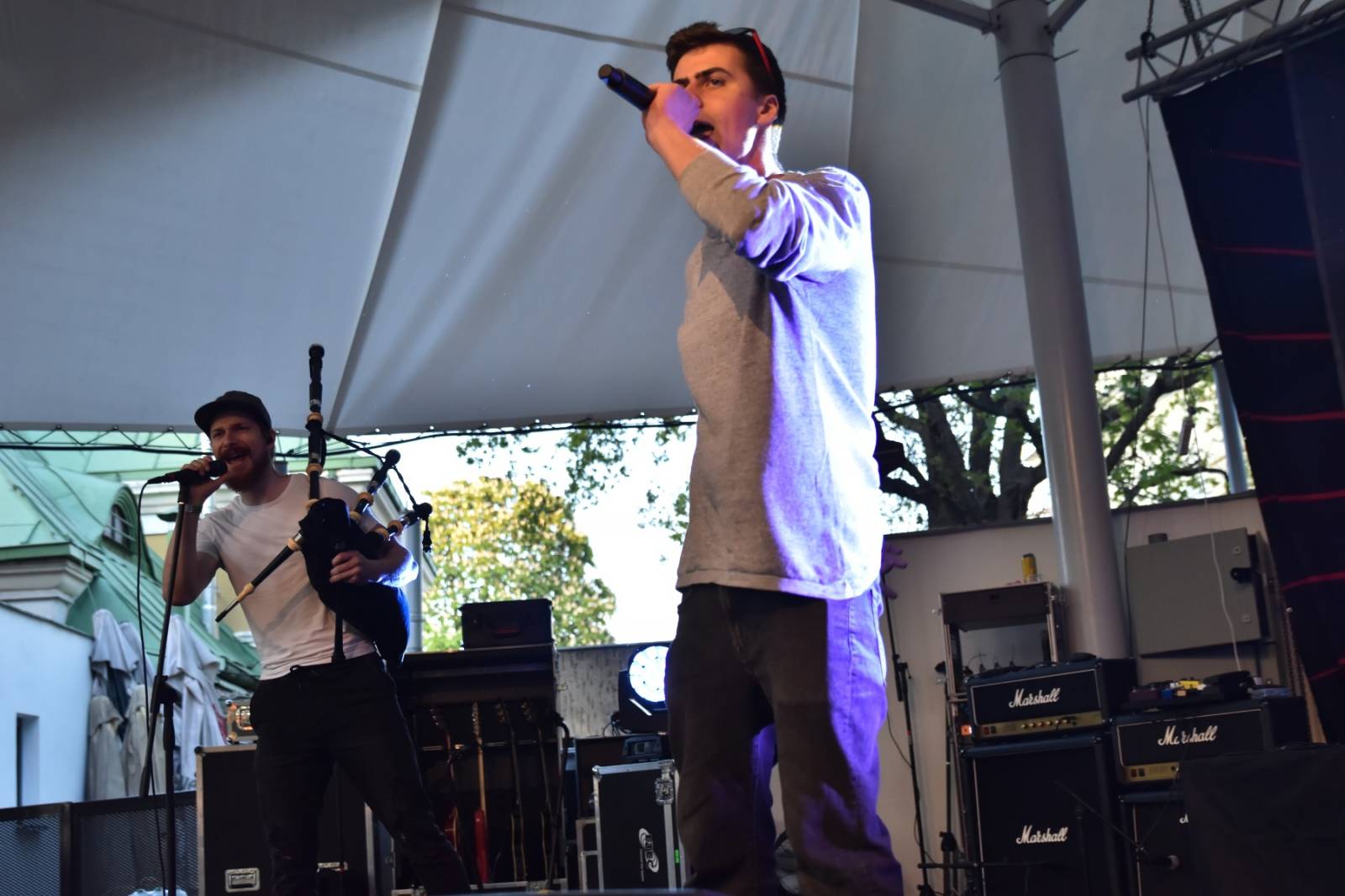 ZakázanÝ ovoce odehrálo ve Stromovce svůj tisící koncert, popřáli mu Curlies a Wotazník