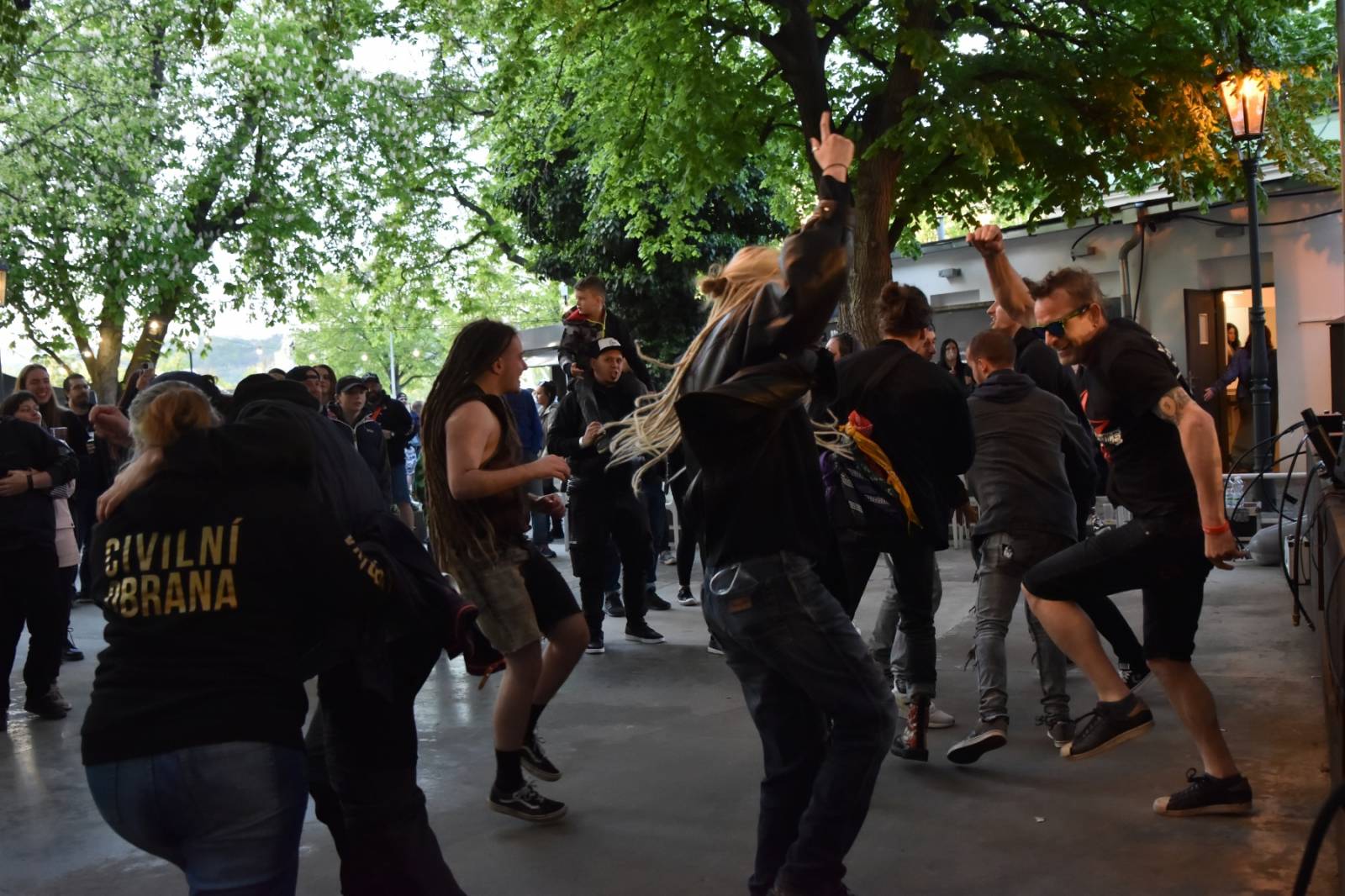 ZakázanÝ ovoce odehrálo ve Stromovce svůj tisící koncert, popřáli mu Curlies a Wotazník