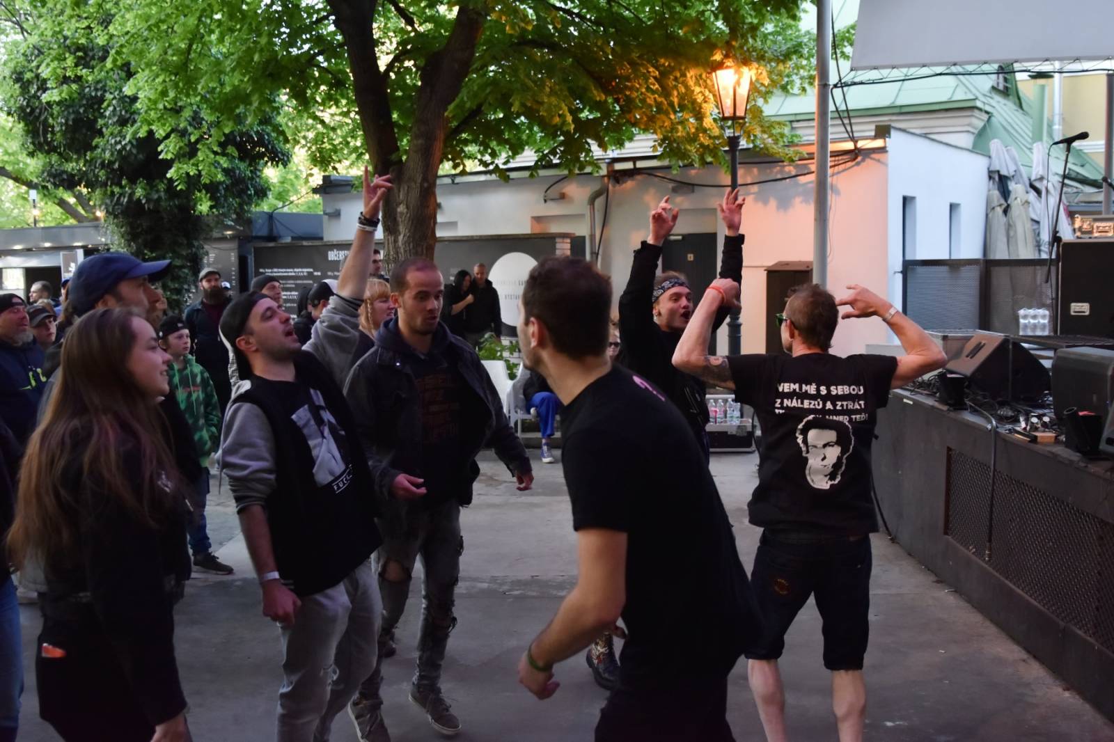 ZakázanÝ ovoce odehrálo ve Stromovce svůj tisící koncert, popřáli mu Curlies a Wotazník