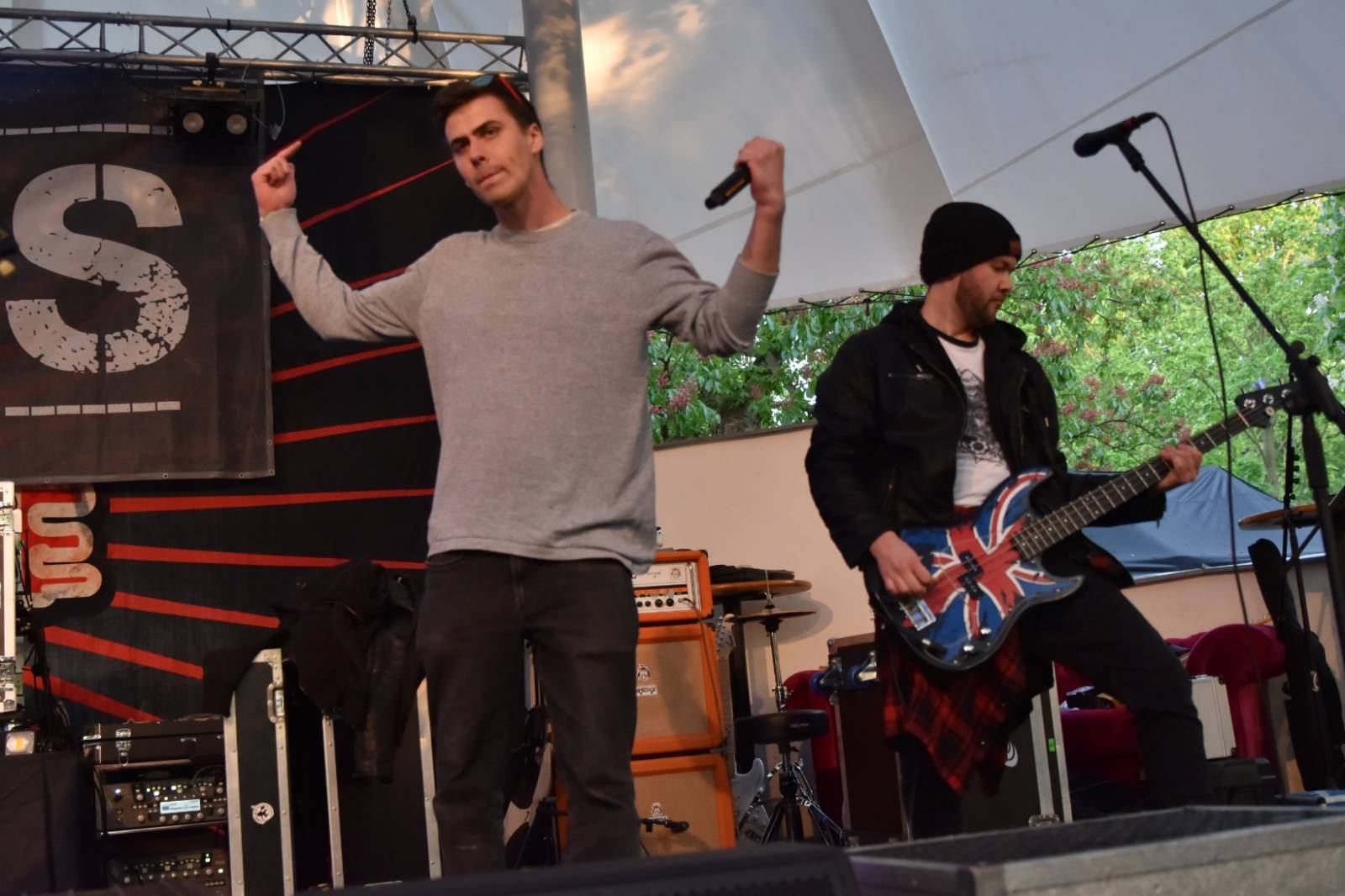 ZakázanÝ ovoce odehrálo ve Stromovce svůj tisící koncert, popřáli mu Curlies a Wotazník