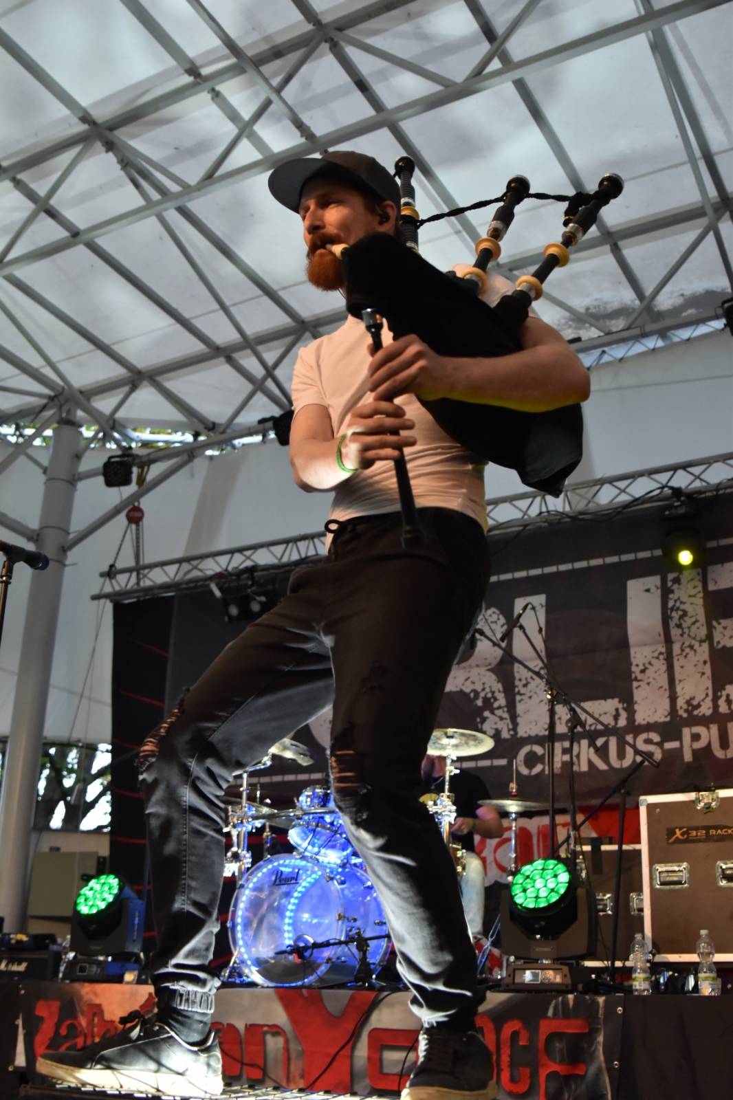 ZakázanÝ ovoce odehrálo ve Stromovce svůj tisící koncert, popřáli mu Curlies a Wotazník