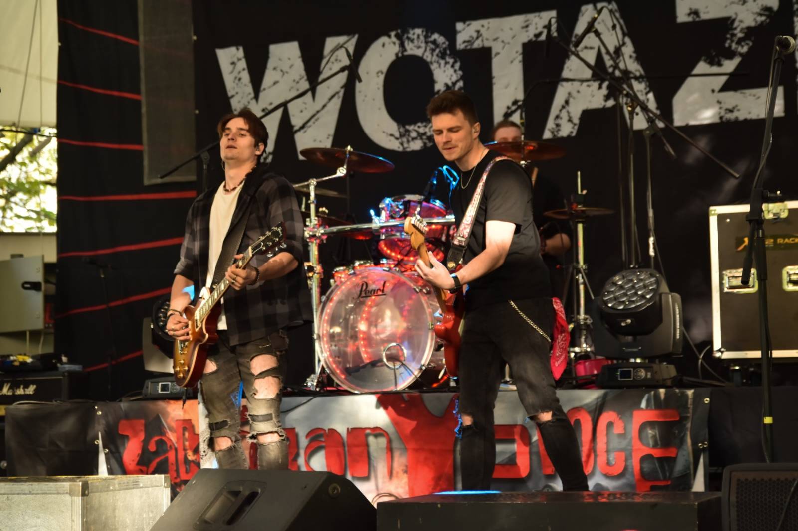 ZakázanÝ ovoce odehrálo ve Stromovce svůj tisící koncert, popřáli mu Curlies a Wotazník