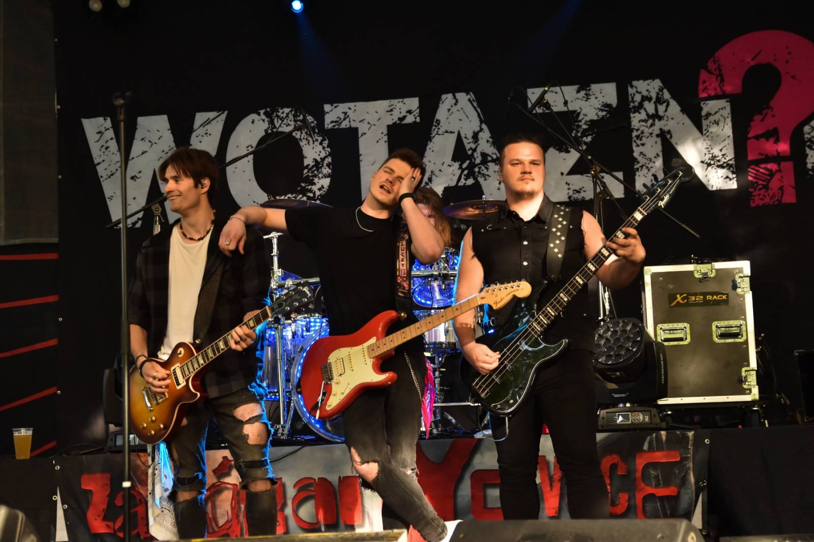 ZakázanÝ ovoce odehrálo ve Stromovce svůj tisící koncert, popřáli mu Curlies a Wotazník