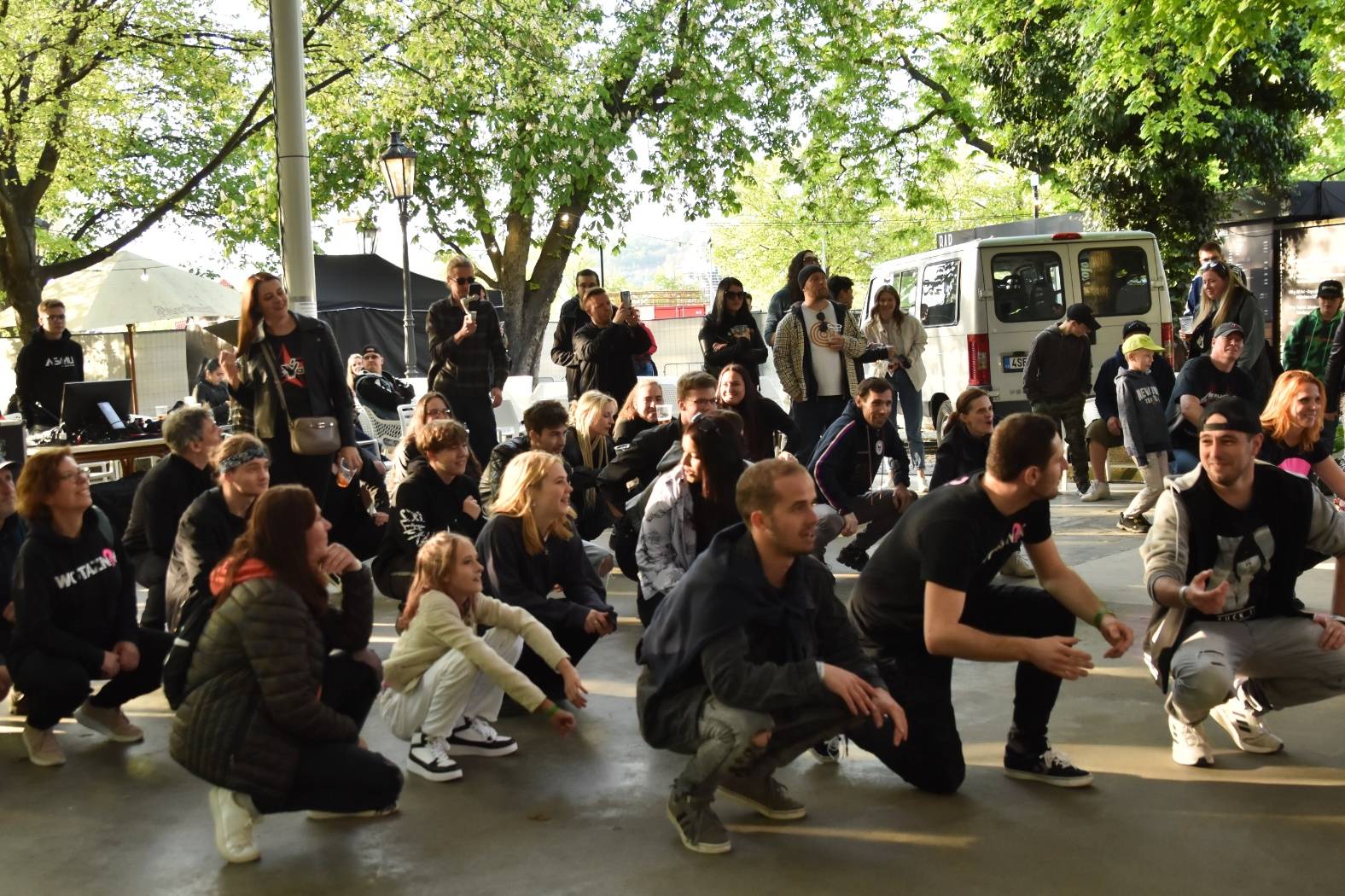 ZakázanÝ ovoce odehrálo ve Stromovce svůj tisící koncert, popřáli mu Curlies a Wotazník