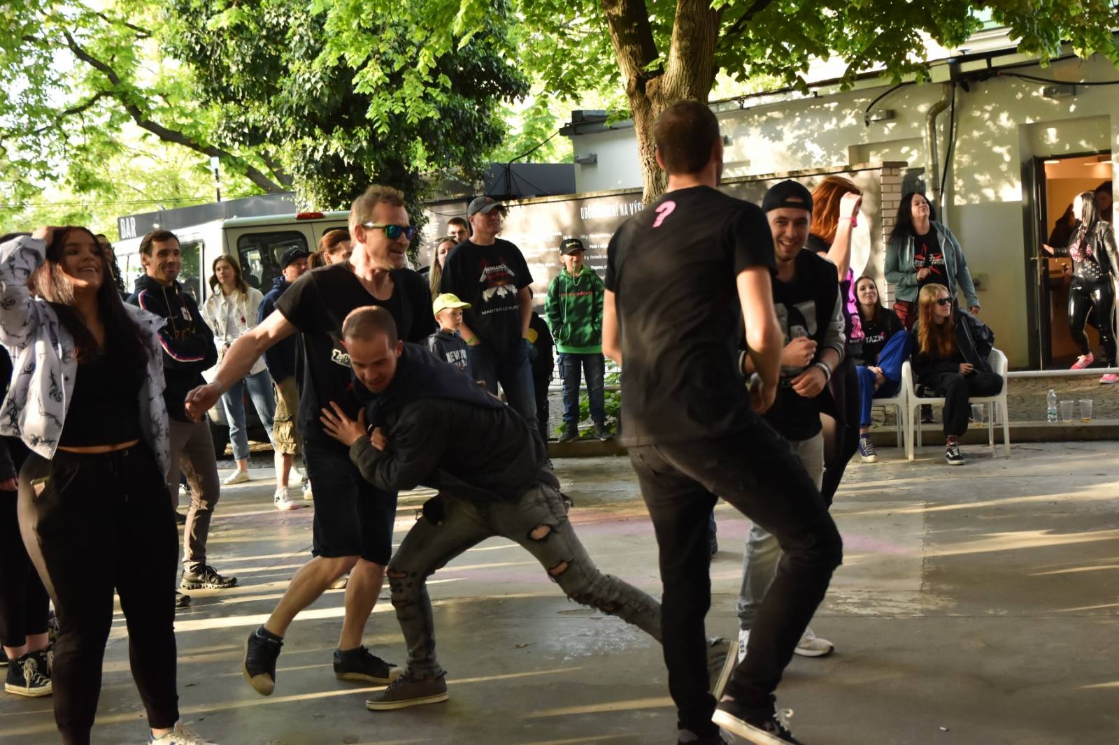 ZakázanÝ ovoce odehrálo ve Stromovce svůj tisící koncert, popřáli mu Curlies a Wotazník