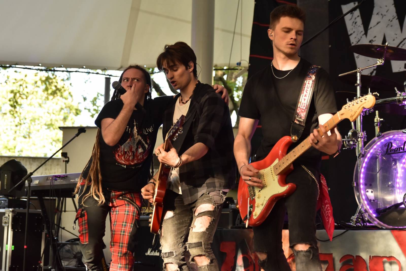 ZakázanÝ ovoce odehrálo ve Stromovce svůj tisící koncert, popřáli mu Curlies a Wotazník