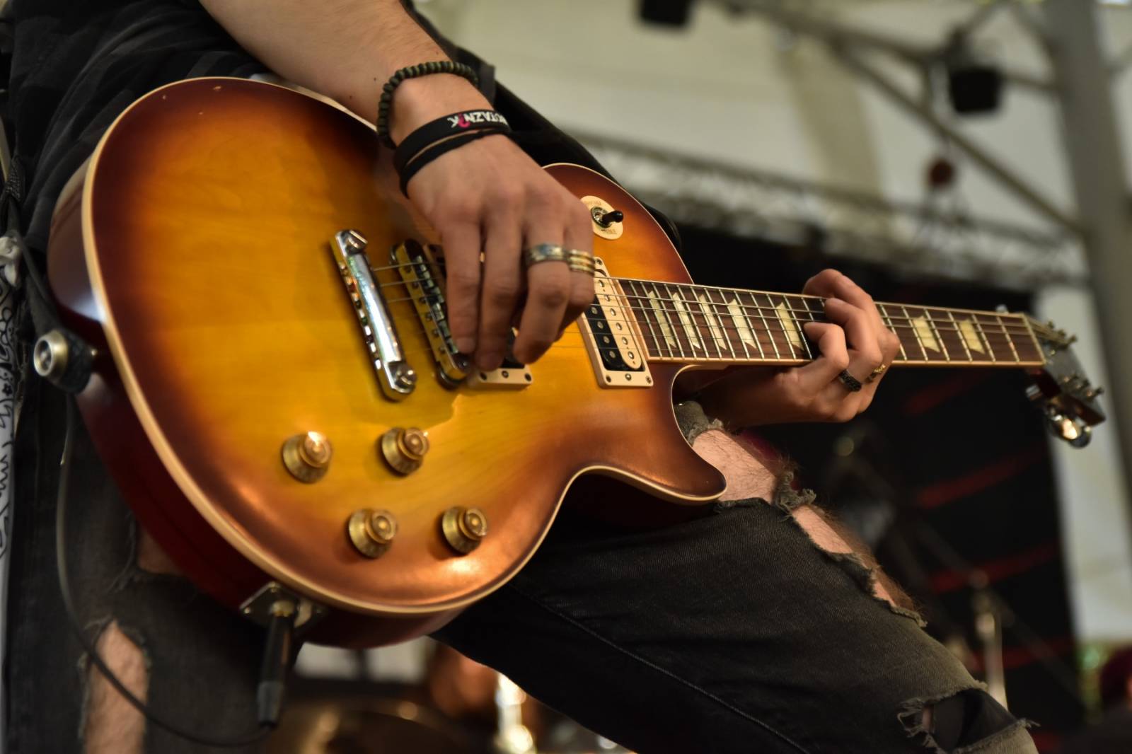 ZakázanÝ ovoce odehrálo ve Stromovce svůj tisící koncert, popřáli mu Curlies a Wotazník