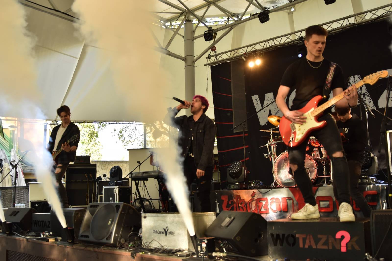 ZakázanÝ ovoce odehrálo ve Stromovce svůj tisící koncert, popřáli mu Curlies a Wotazník