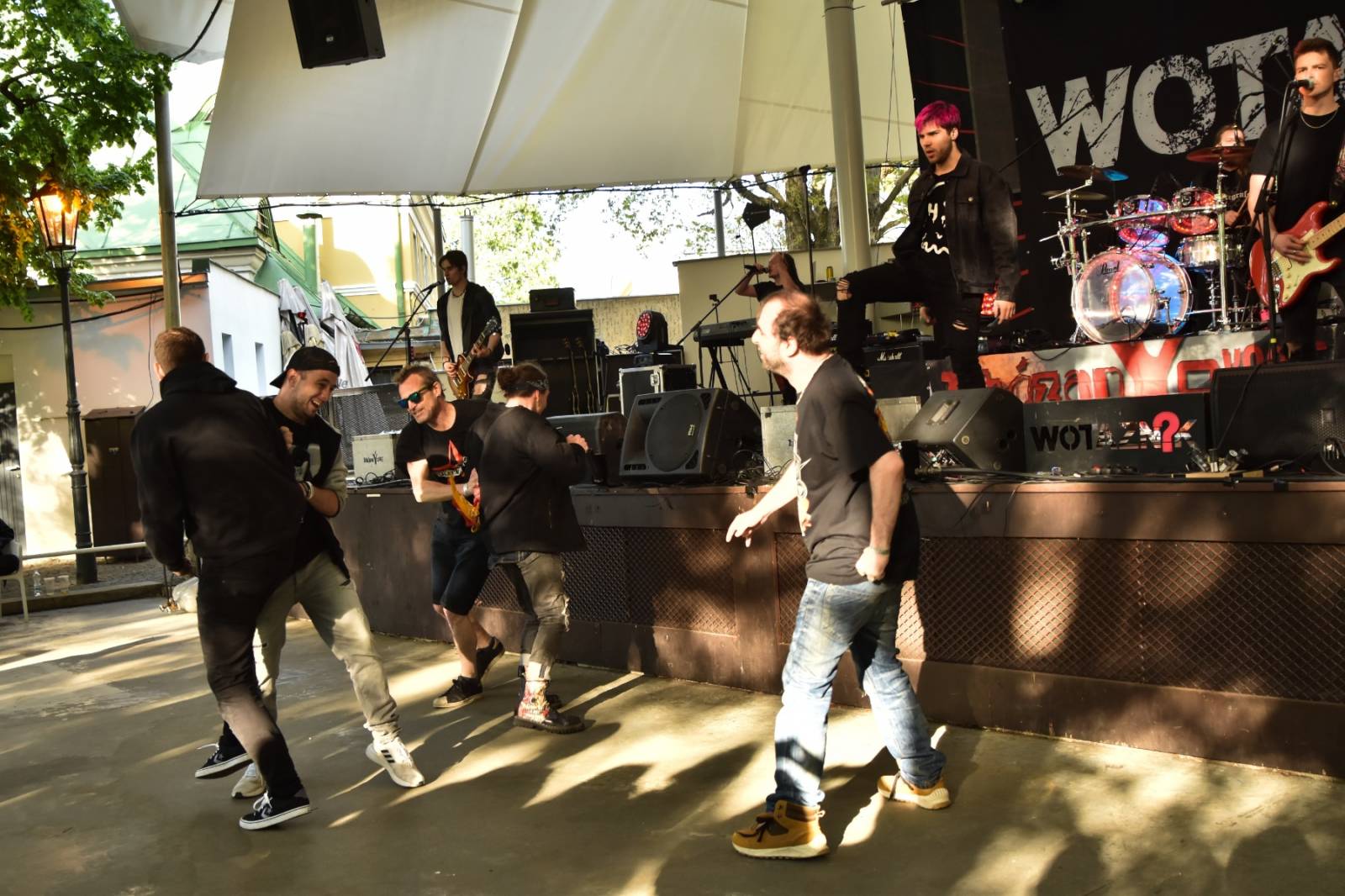 ZakázanÝ ovoce odehrálo ve Stromovce svůj tisící koncert, popřáli mu Curlies a Wotazník