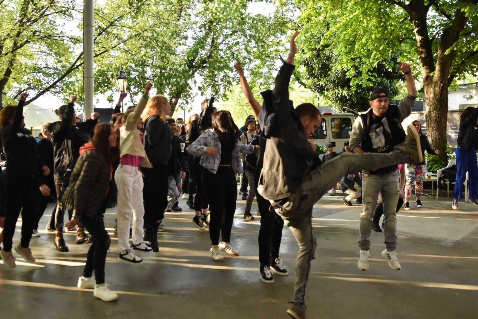 ZakázanÝ ovoce odehrálo ve Stromovce svůj tisící koncert, popřáli mu Curlies a Wotazník