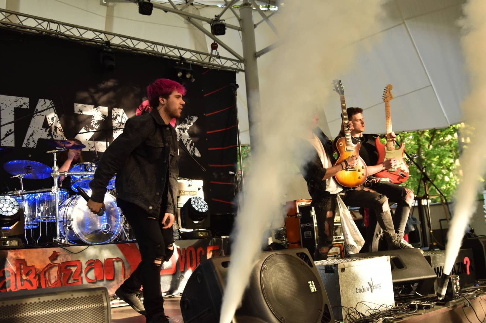 ZakázanÝ ovoce odehrálo ve Stromovce svůj tisící koncert, popřáli mu Curlies a Wotazník