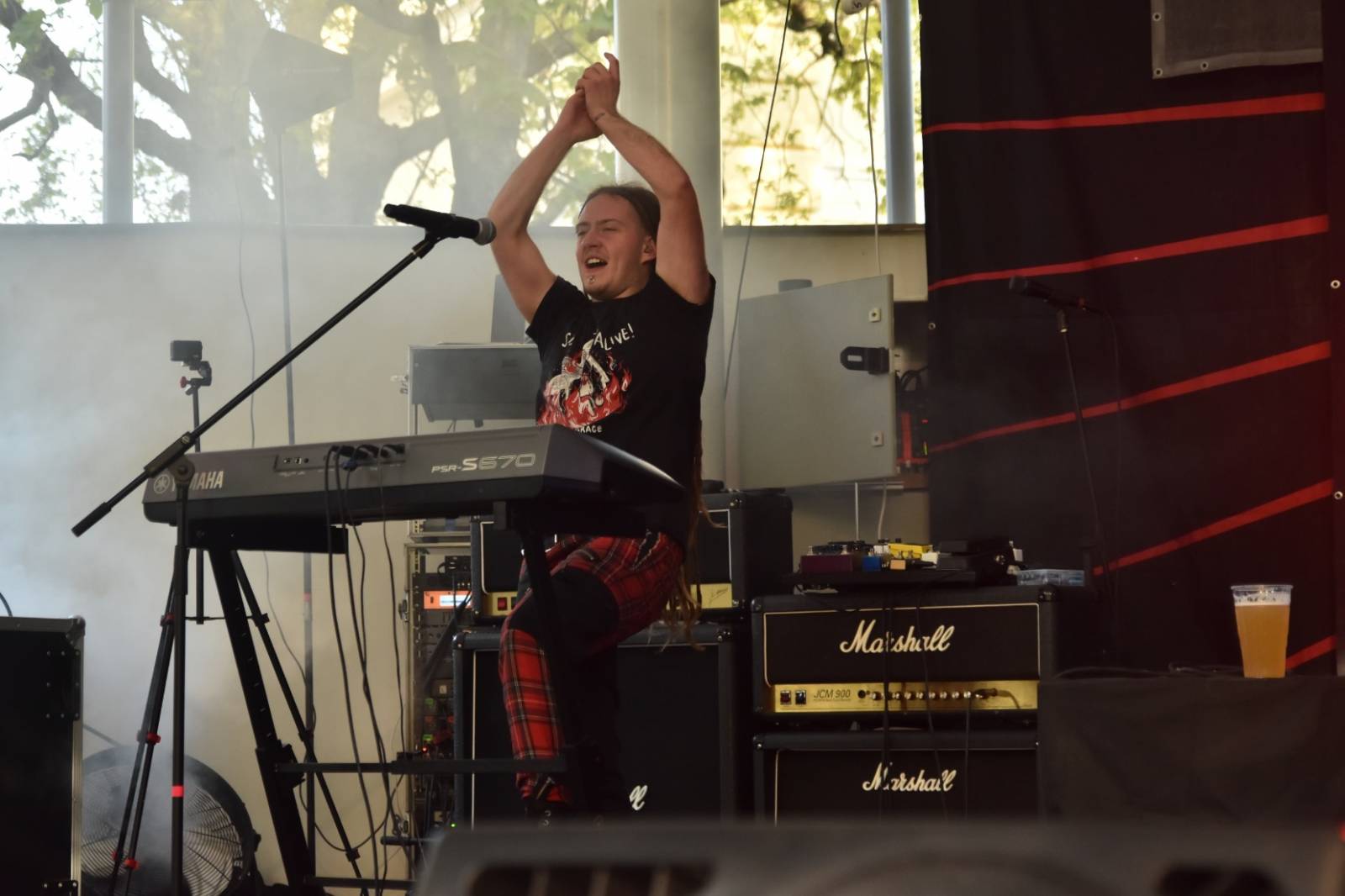 ZakázanÝ ovoce odehrálo ve Stromovce svůj tisící koncert, popřáli mu Curlies a Wotazník