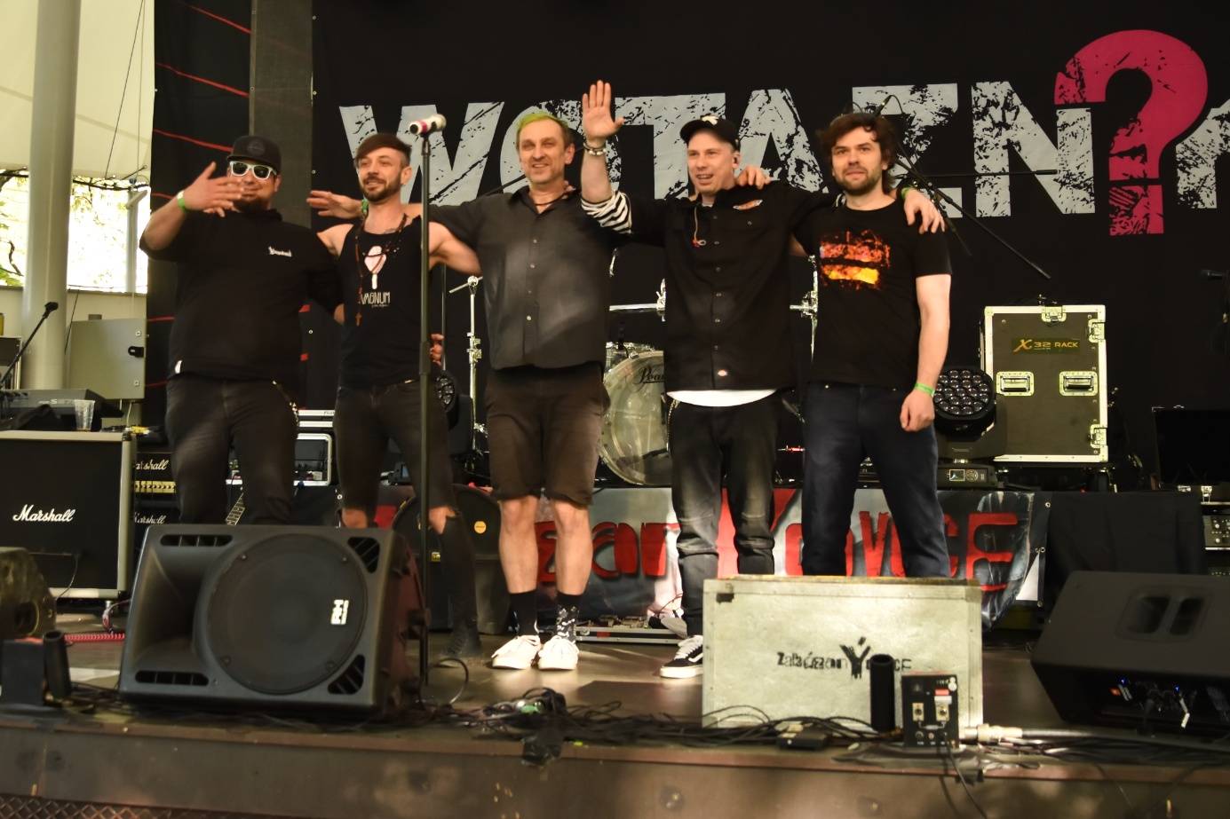 ZakázanÝ ovoce odehrálo ve Stromovce svůj tisící koncert, popřáli mu Curlies a Wotazník