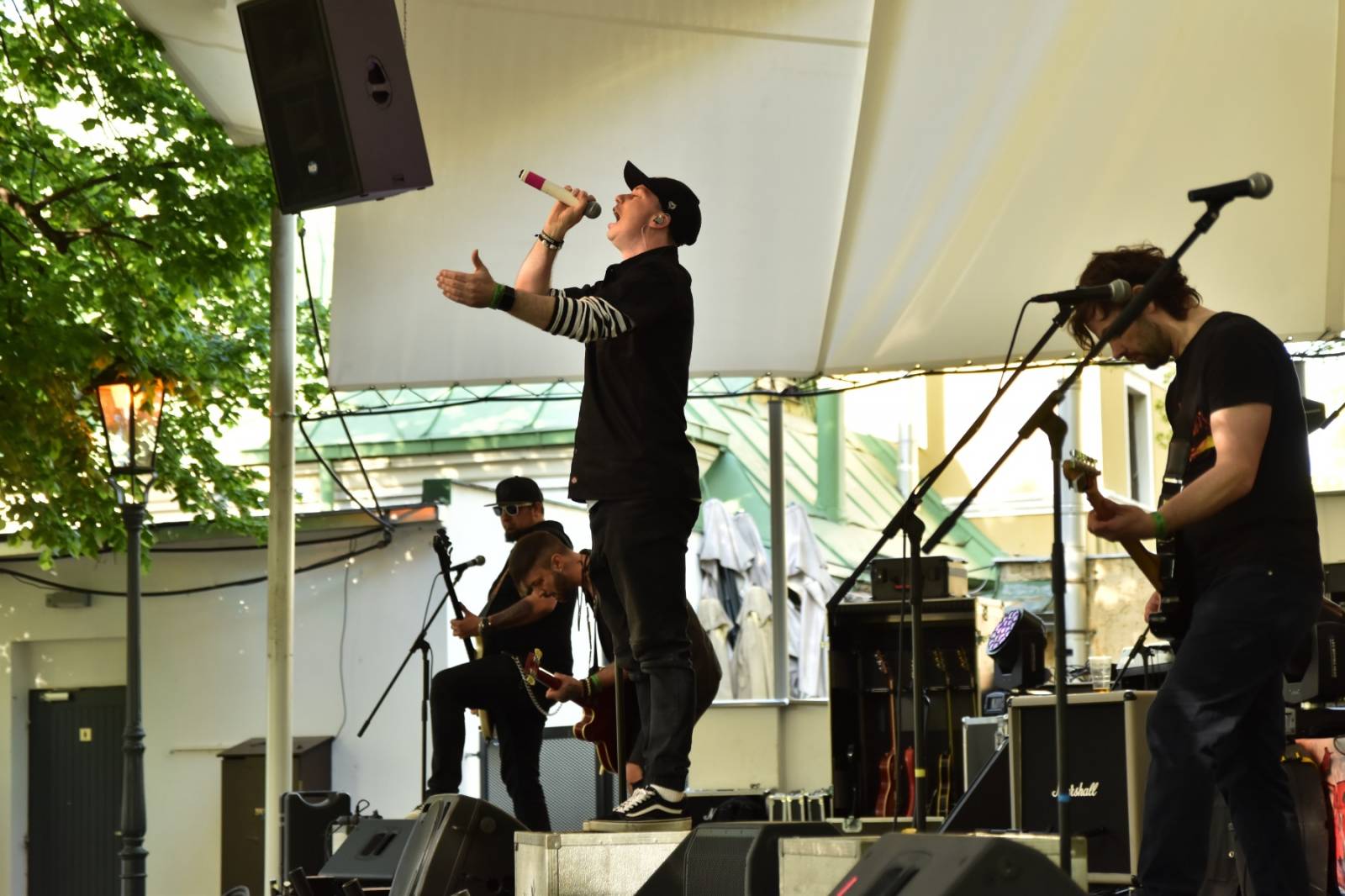 ZakázanÝ ovoce odehrálo ve Stromovce svůj tisící koncert, popřáli mu Curlies a Wotazník