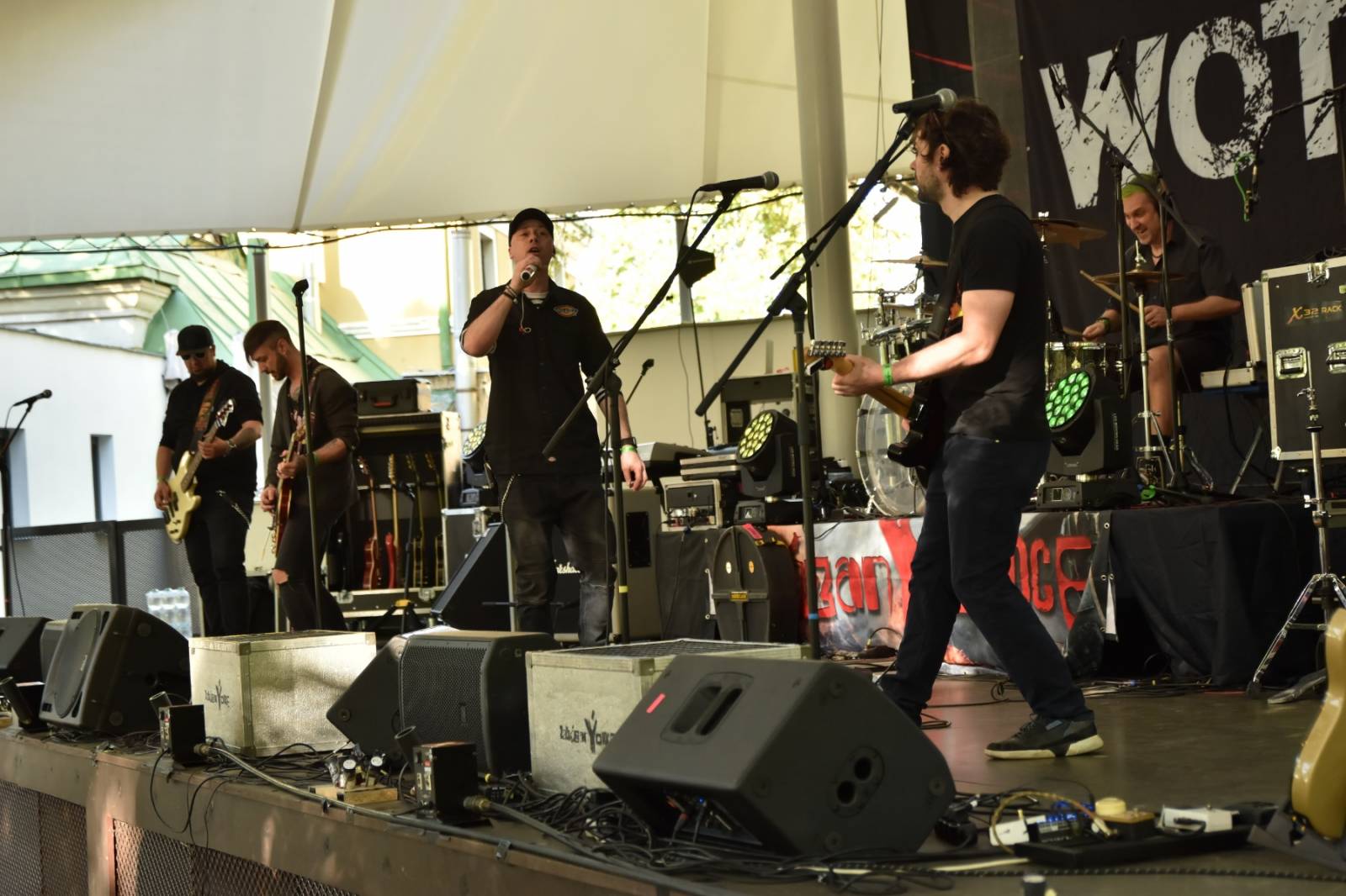 ZakázanÝ ovoce odehrálo ve Stromovce svůj tisící koncert, popřáli mu Curlies a Wotazník