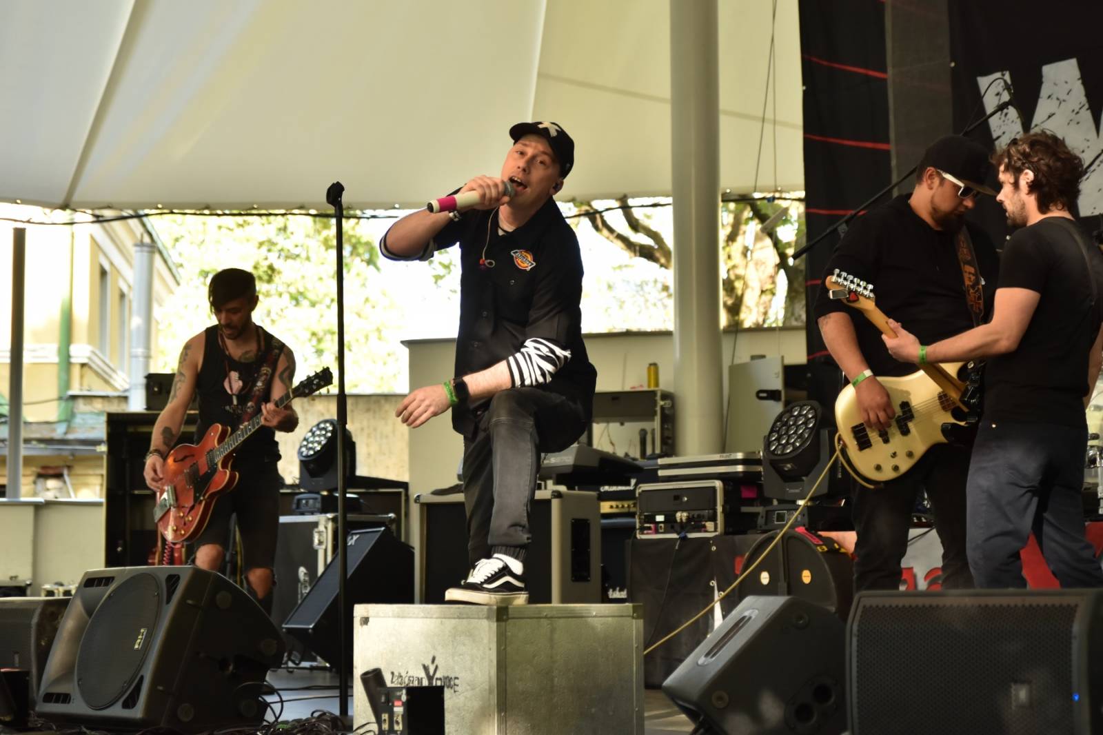 ZakázanÝ ovoce odehrálo ve Stromovce svůj tisící koncert, popřáli mu Curlies a Wotazník