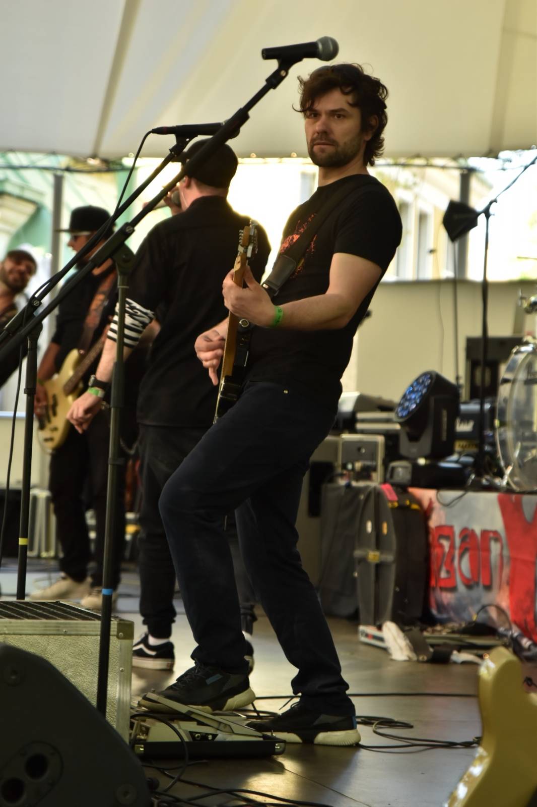 ZakázanÝ ovoce odehrálo ve Stromovce svůj tisící koncert, popřáli mu Curlies a Wotazník