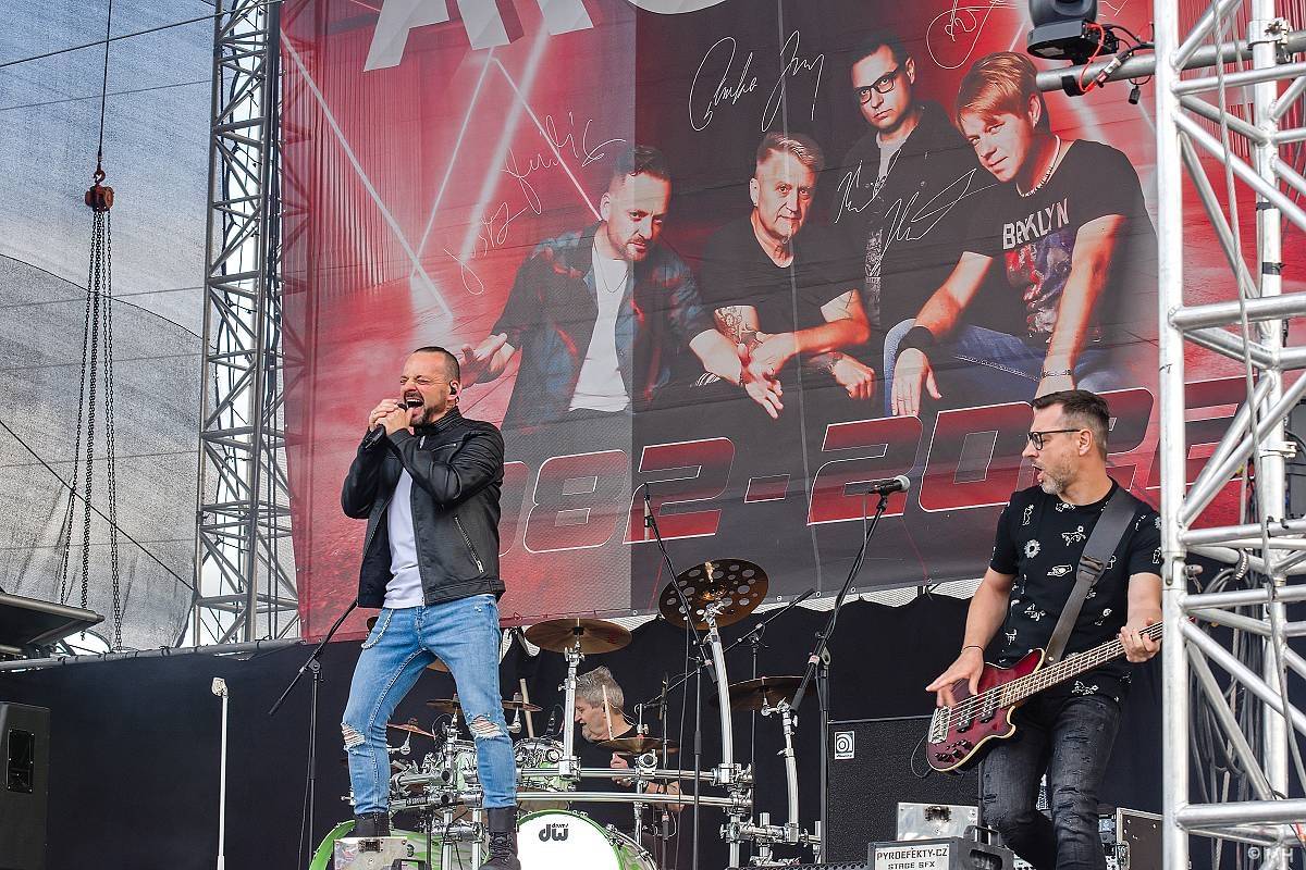 Festivalovou sezónu v Plzni zahájili Arakain, Traktor i Harlej