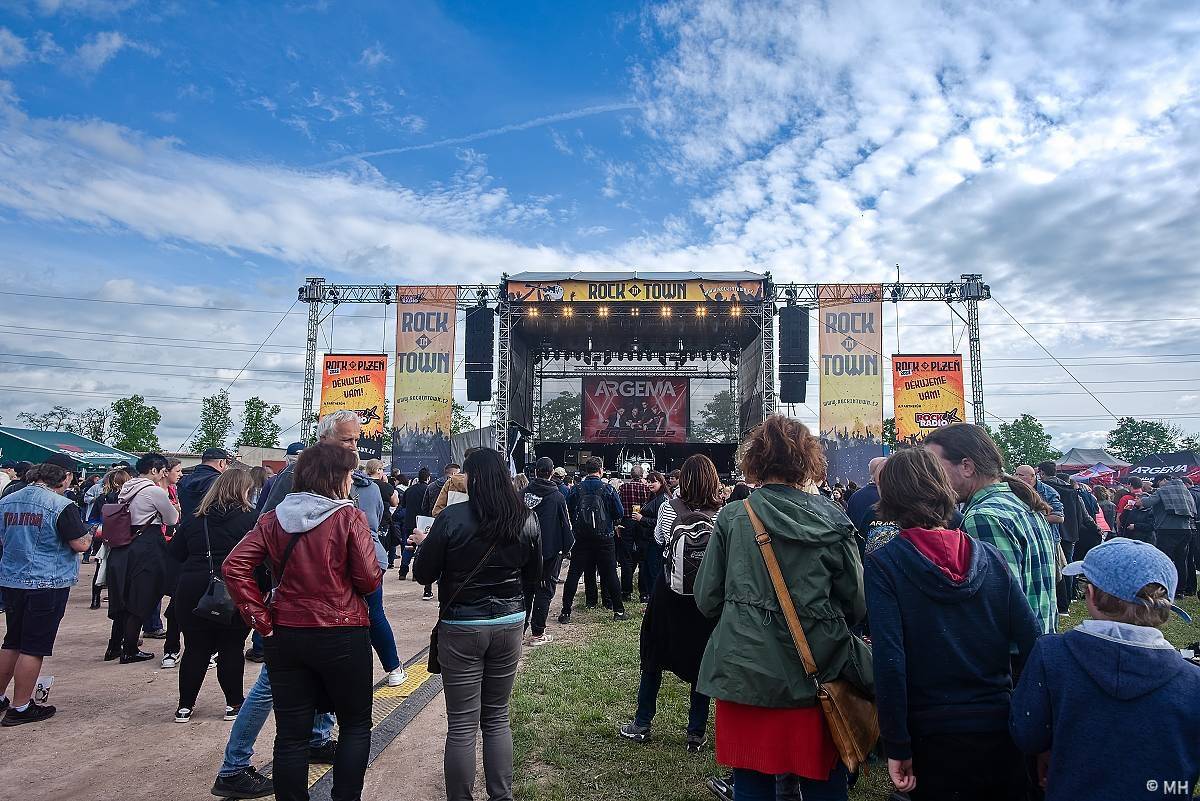 Festivalovou sezónu v Plzni zahájili Arakain, Traktor i Harlej