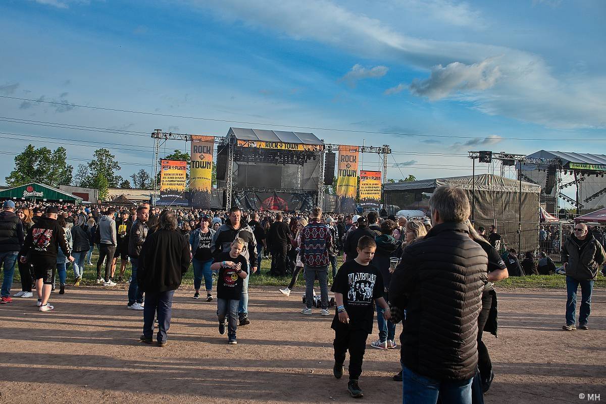 Festivalovou sezónu v Plzni zahájili Arakain, Traktor i Harlej