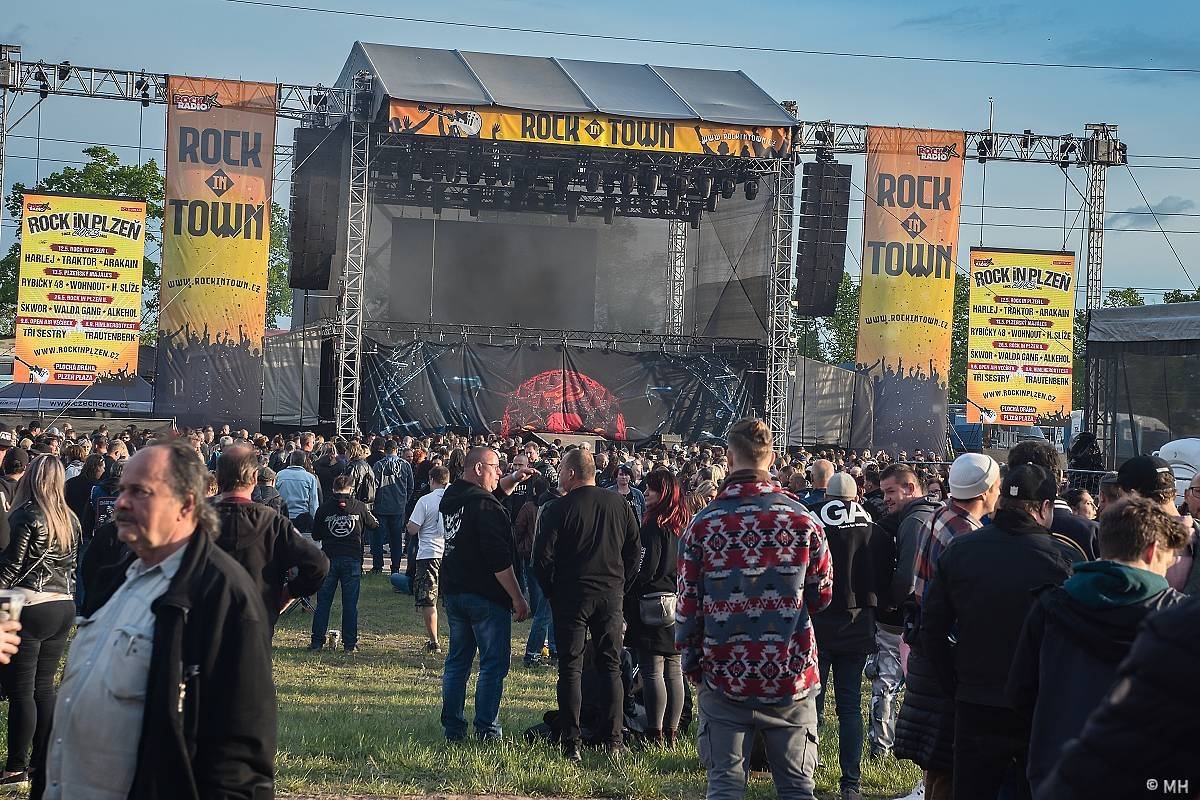 Festivalovou sezónu v Plzni zahájili Arakain, Traktor i Harlej