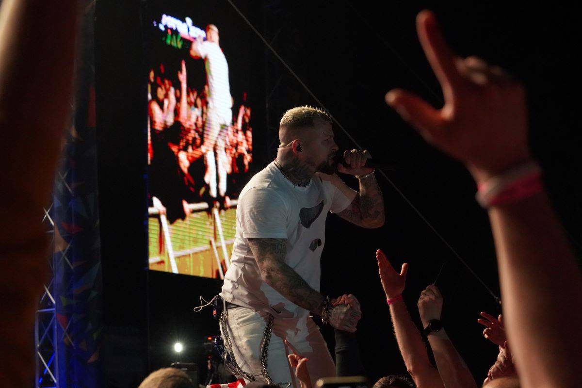 Marpo & Troublegang přivezli na ostravský Majáles ohnivou show, Mig 21 rozeskákali publium