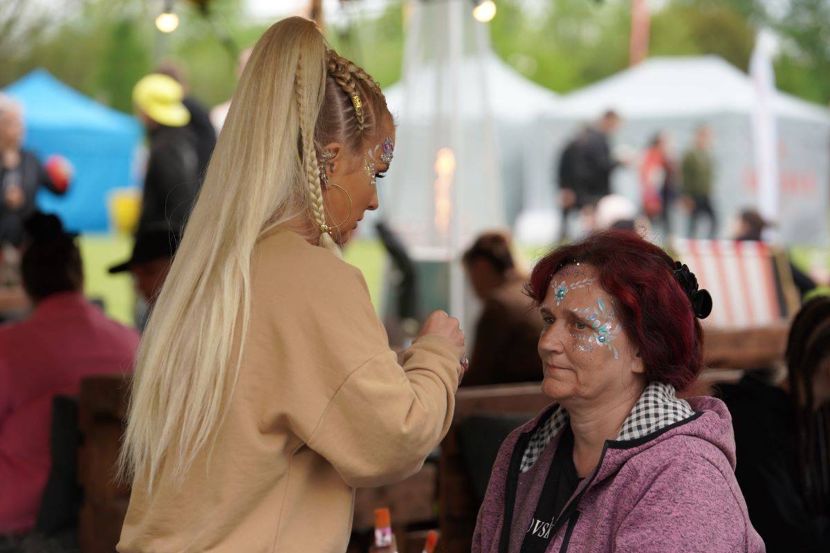 Marpo & Troublegang přivezli na ostravský Majáles ohnivou show, Mig 21 rozeskákali publium