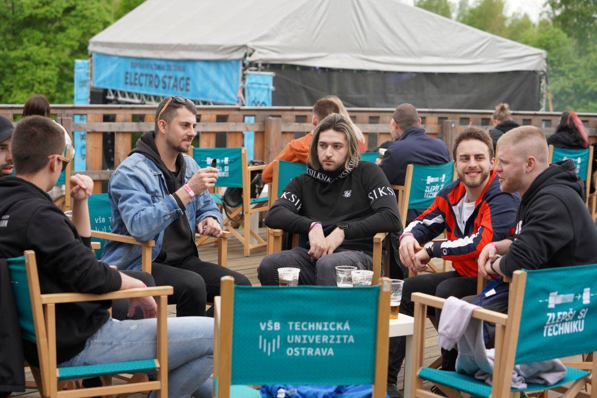 Marpo & Troublegang přivezli na ostravský Majáles ohnivou show, Mig 21 rozeskákali publium