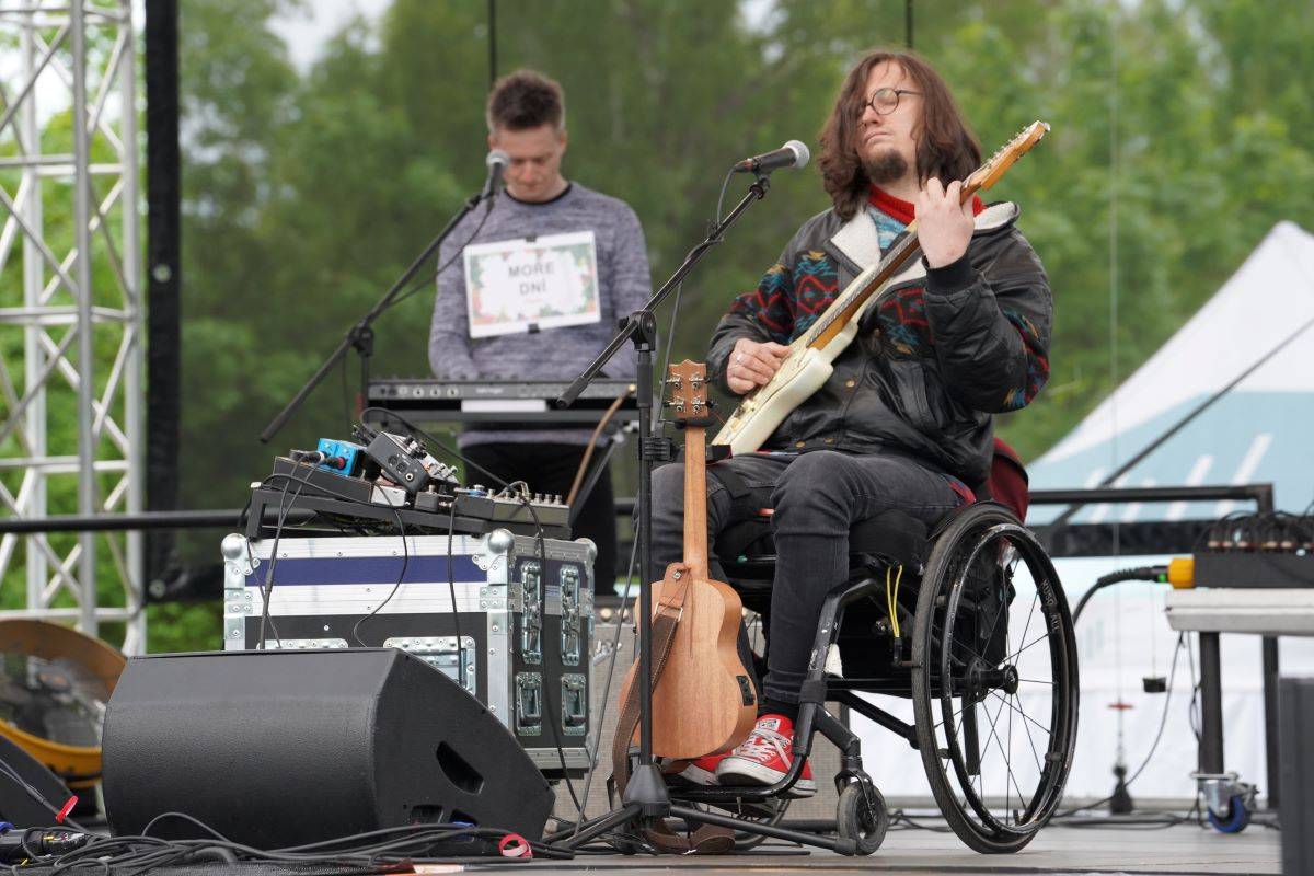 Marpo & Troublegang přivezli na ostravský Majáles ohnivou show, Mig 21 rozeskákali publium
