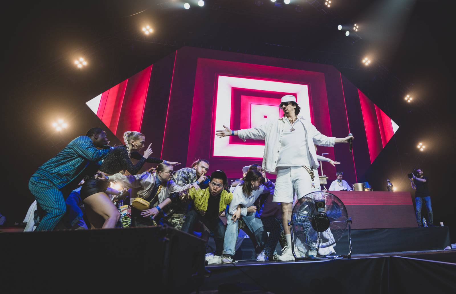 Kapitán Demo v O2 areně pokřtil album a griloval sele