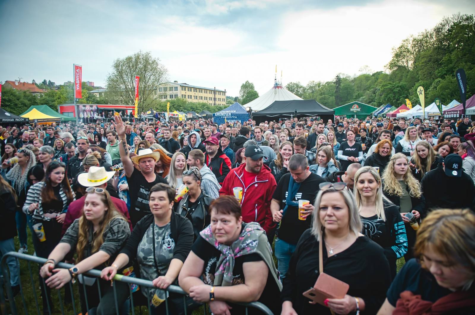 Druhý den Beerhousu: Mig 21 zahráli fanynce k svátku, vystoupili také Reflexy a Alkehol